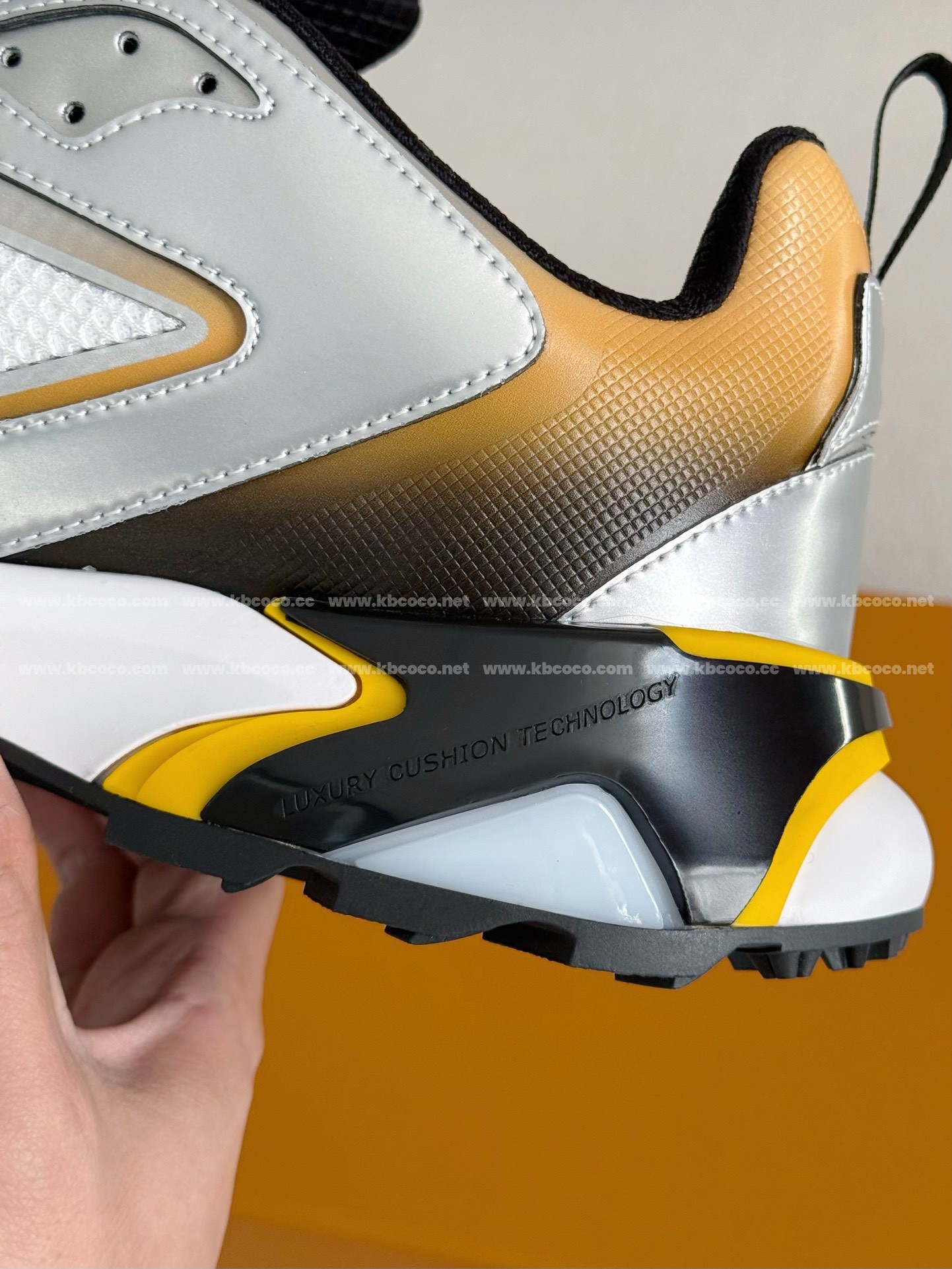 【#4189】 LOUIS VUITTON RUNNER SNEAKERS