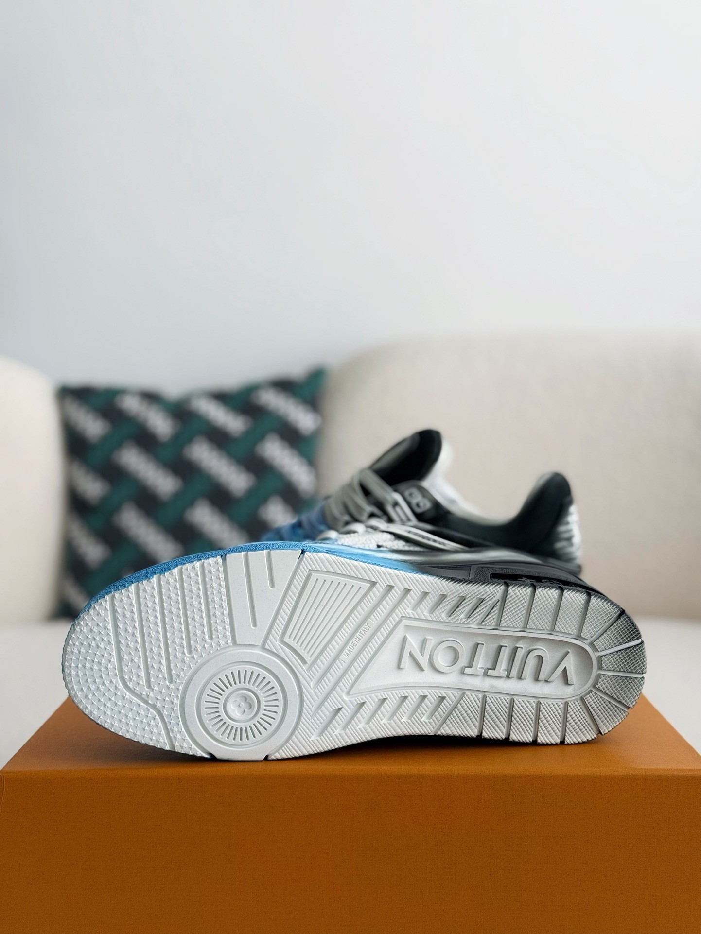 [#3895]LOUIS VUITTON TRAINER SNEAKERS