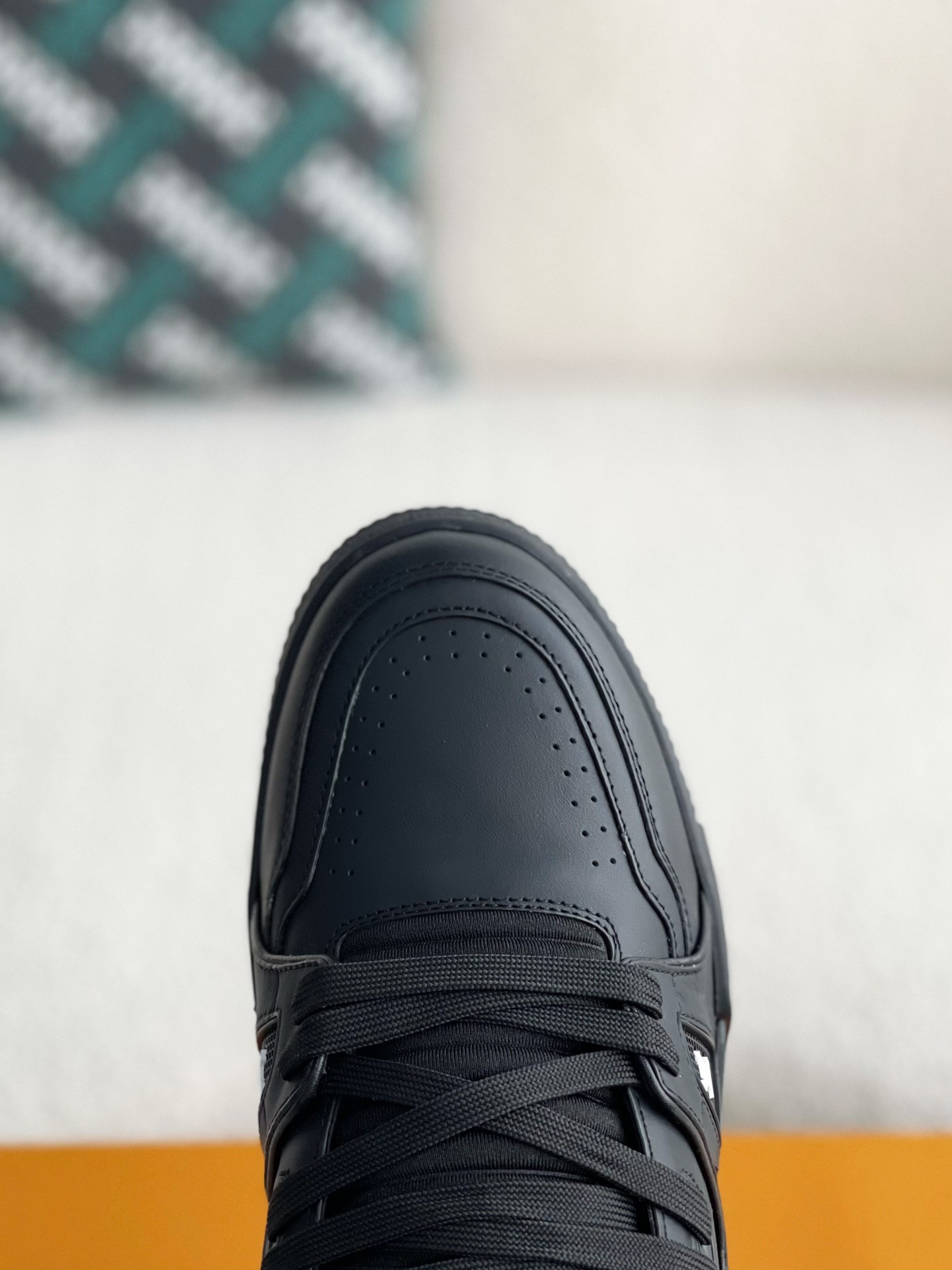 LOUIS VUITTON SNEAKERS