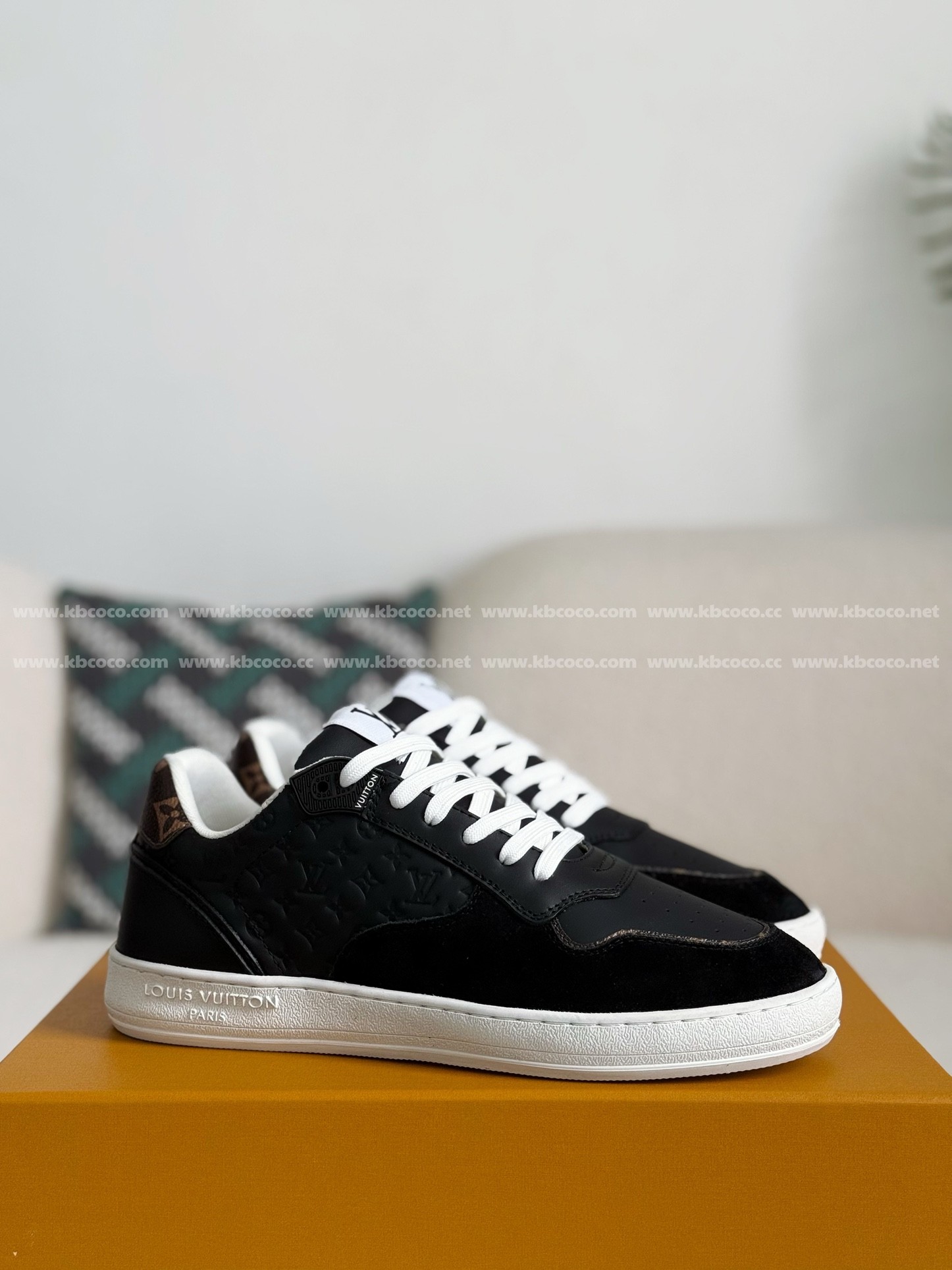 【#4302】 Louis Vuitton Leather dark concave printed board shoes