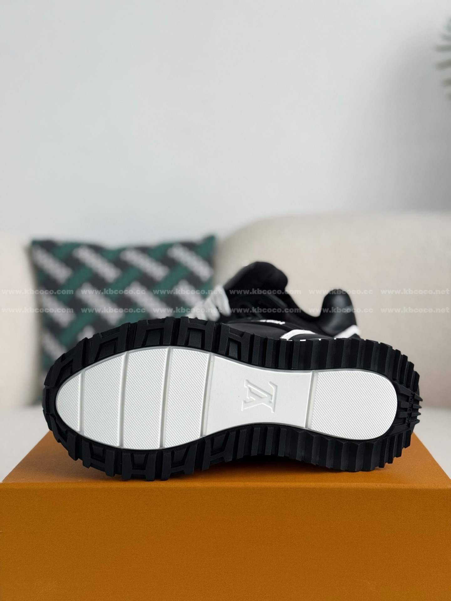 【#5676】LOUIS VUITTON RUN AWAYCASUAL SHOES