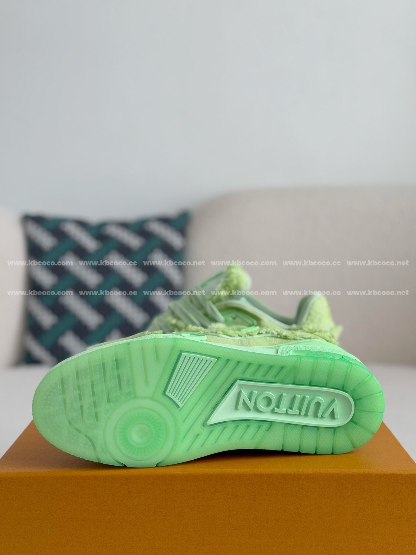 【#3977】 LOUIS VUITTON TRAINER SNEAKERS