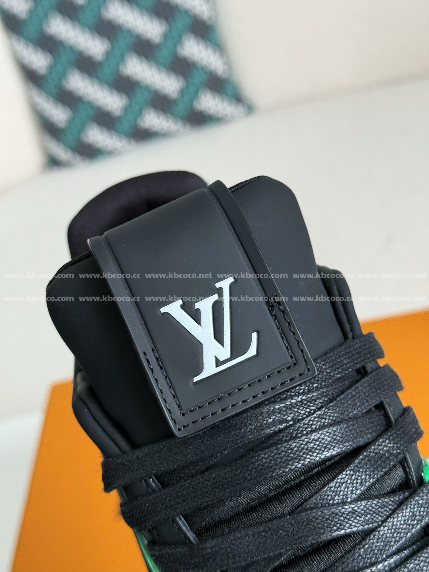 【#4560】 LOUIS VUITTON LED TRAINER SNEAKERS