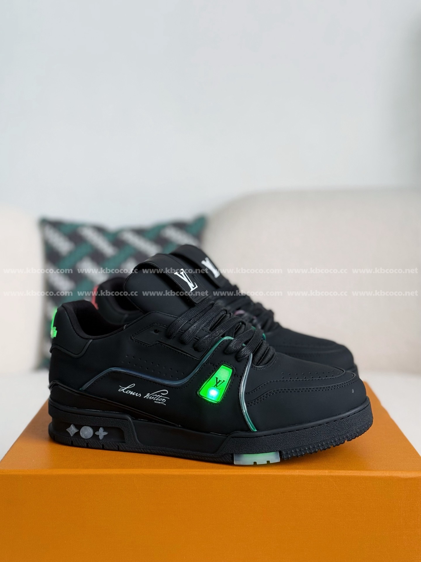 【#4560】 LOUIS VUITTON LED TRAINER SNEAKERS