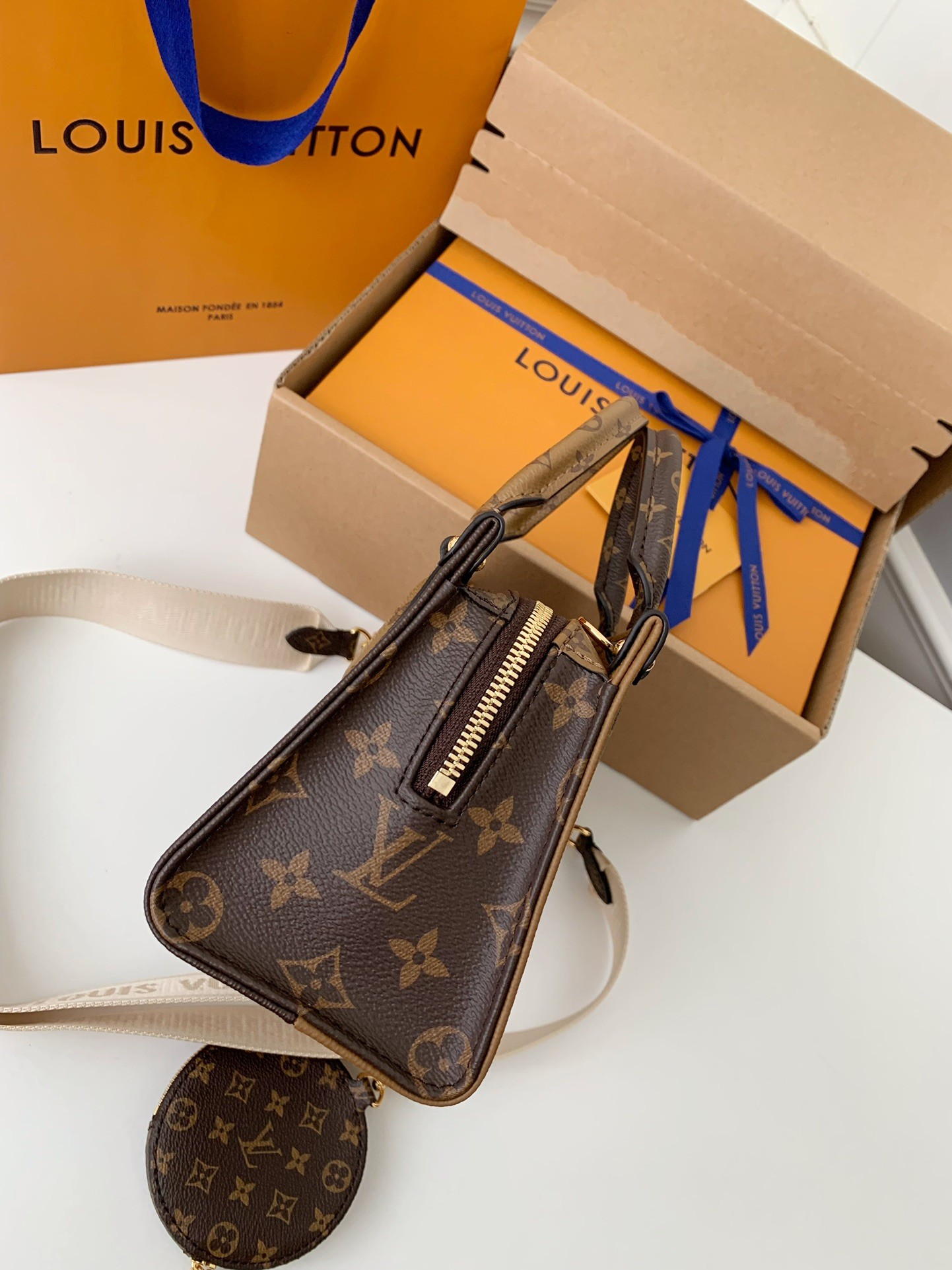 Louis Vuitton's Seasonal New ONTHEGO Horizontal Handbag M46653 Top Quality