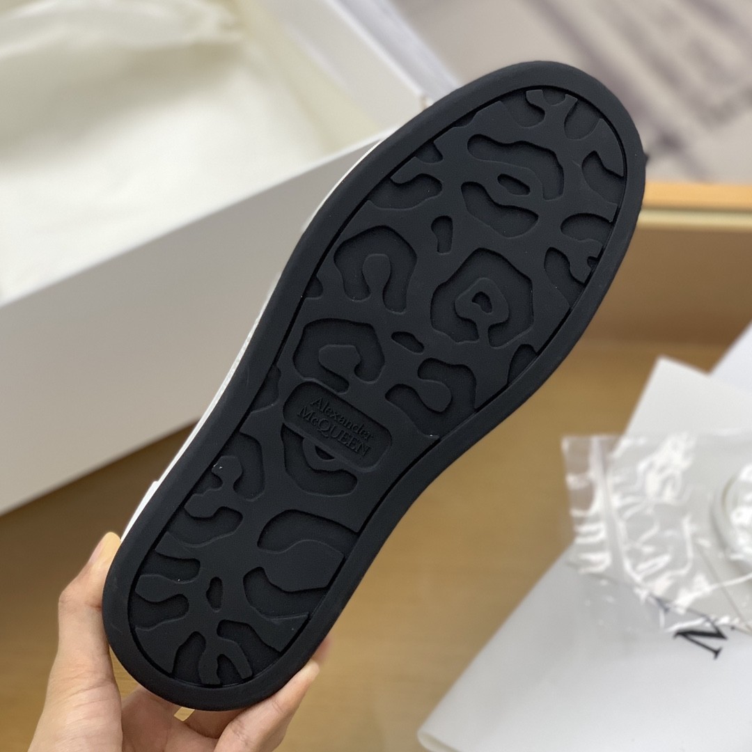 Alexander McQueen MQ White/Black velvet tail Sneakers