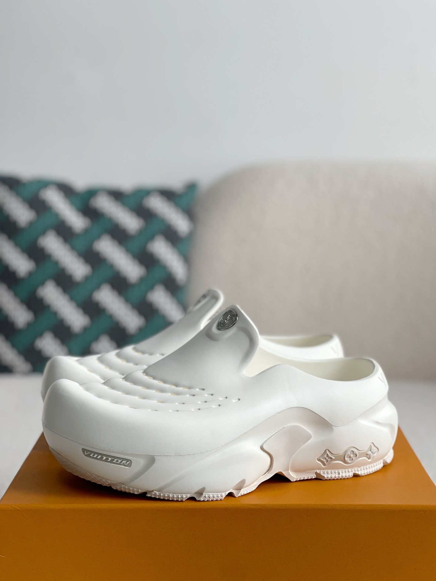 LOUIS VUITTON Shark slippers, thicksol