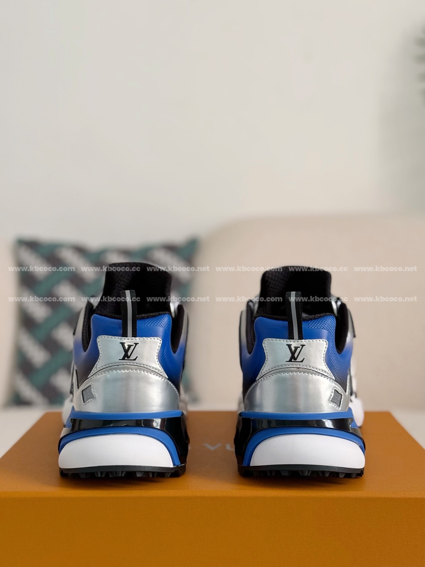 【#4188】 LOUIS VUITTON RUNNER SNEAKERS