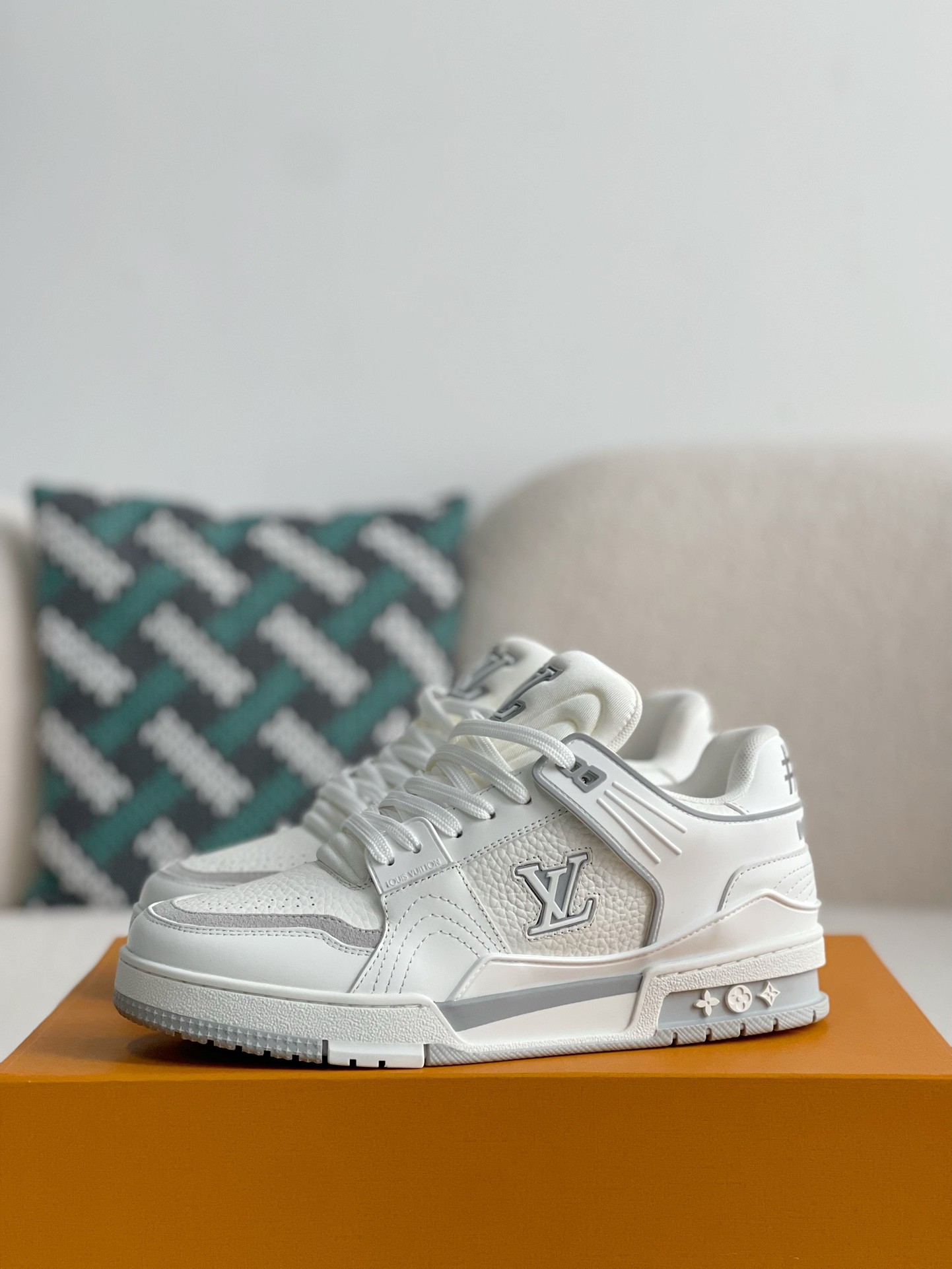 LOUIS VUITTON SNEAKERS