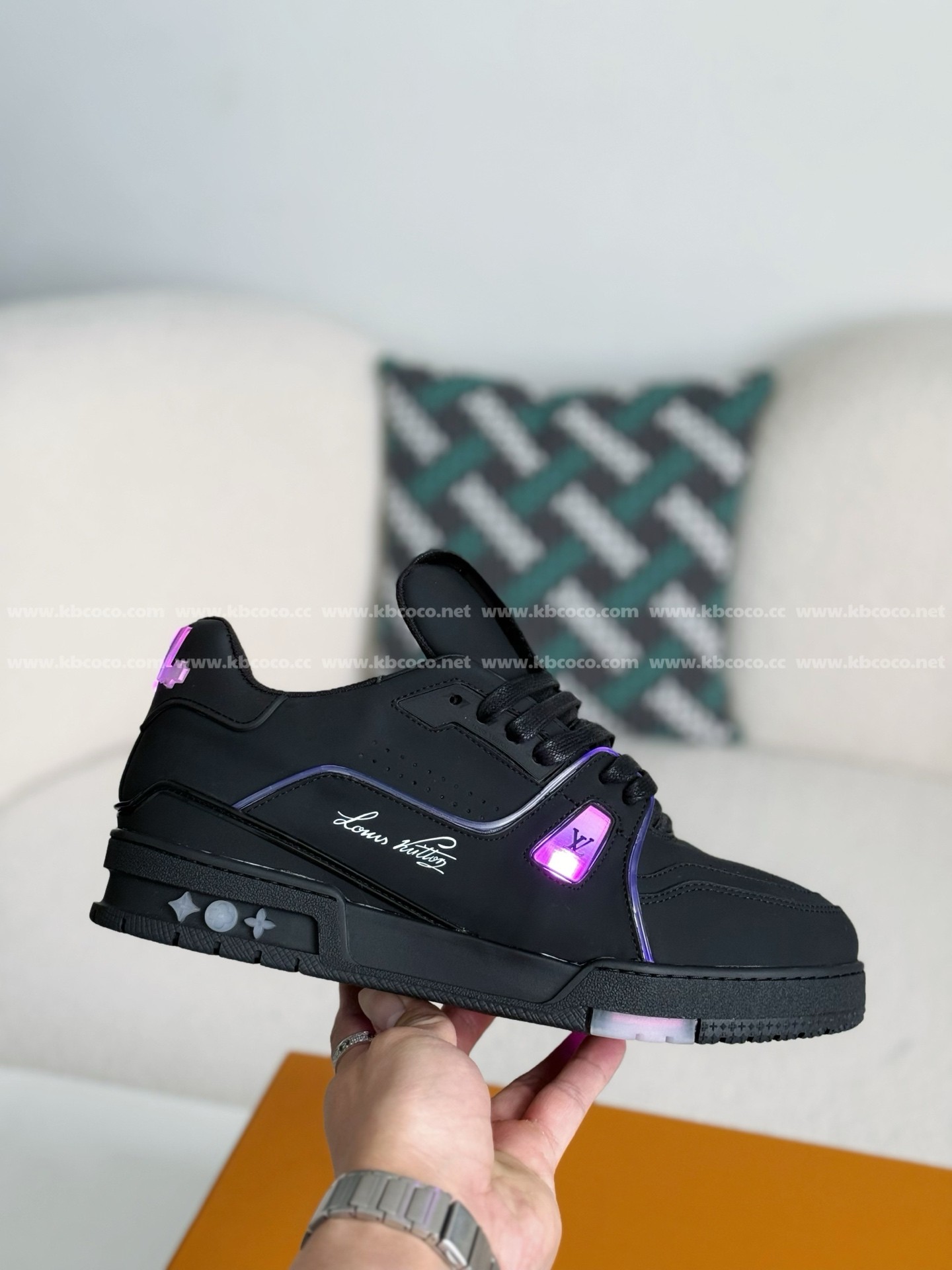 【#4560】 LOUIS VUITTON LED TRAINER SNEAKERS