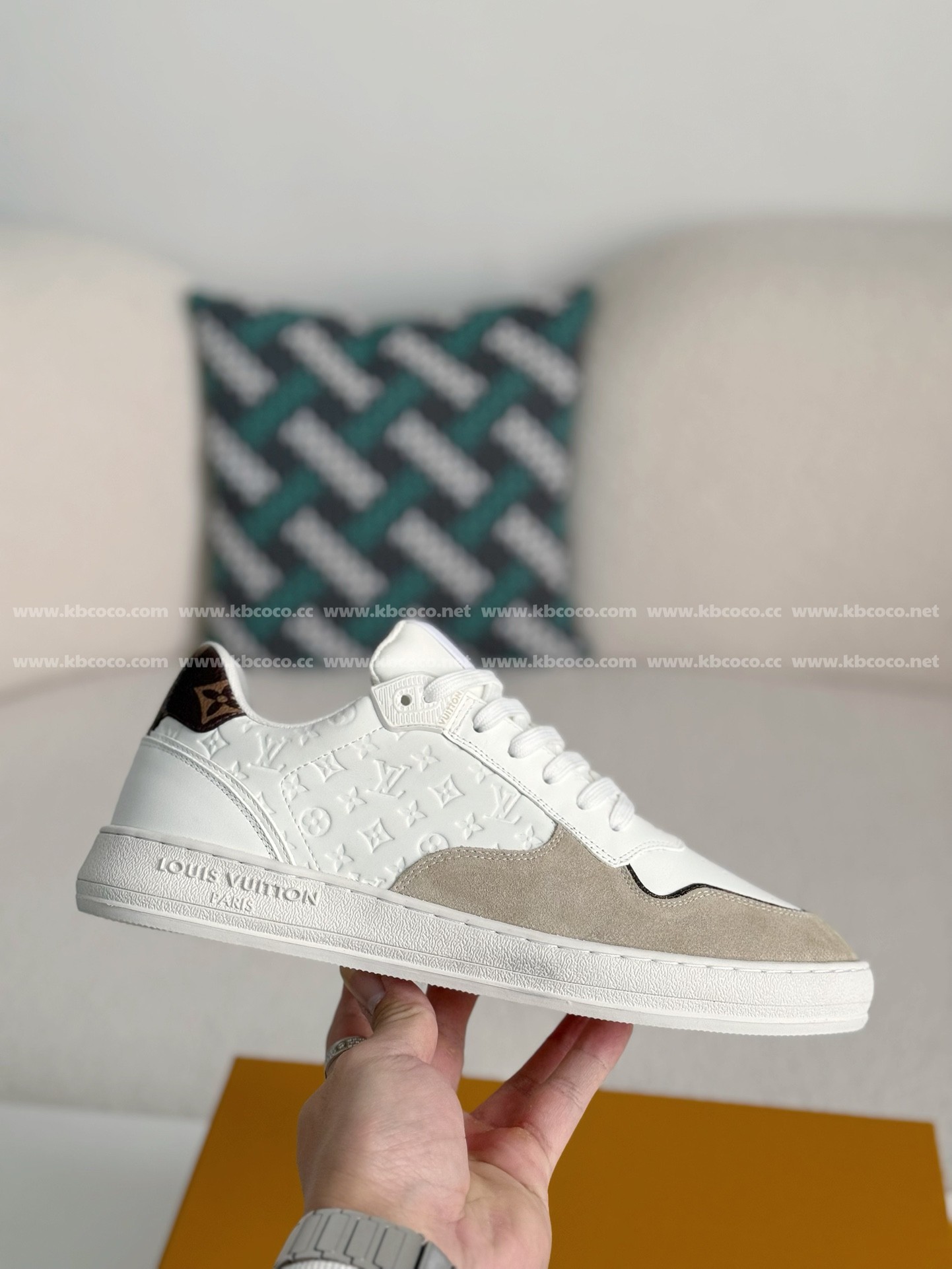 【#4303】 Louis Vuitton Leather dark concave printed board shoes