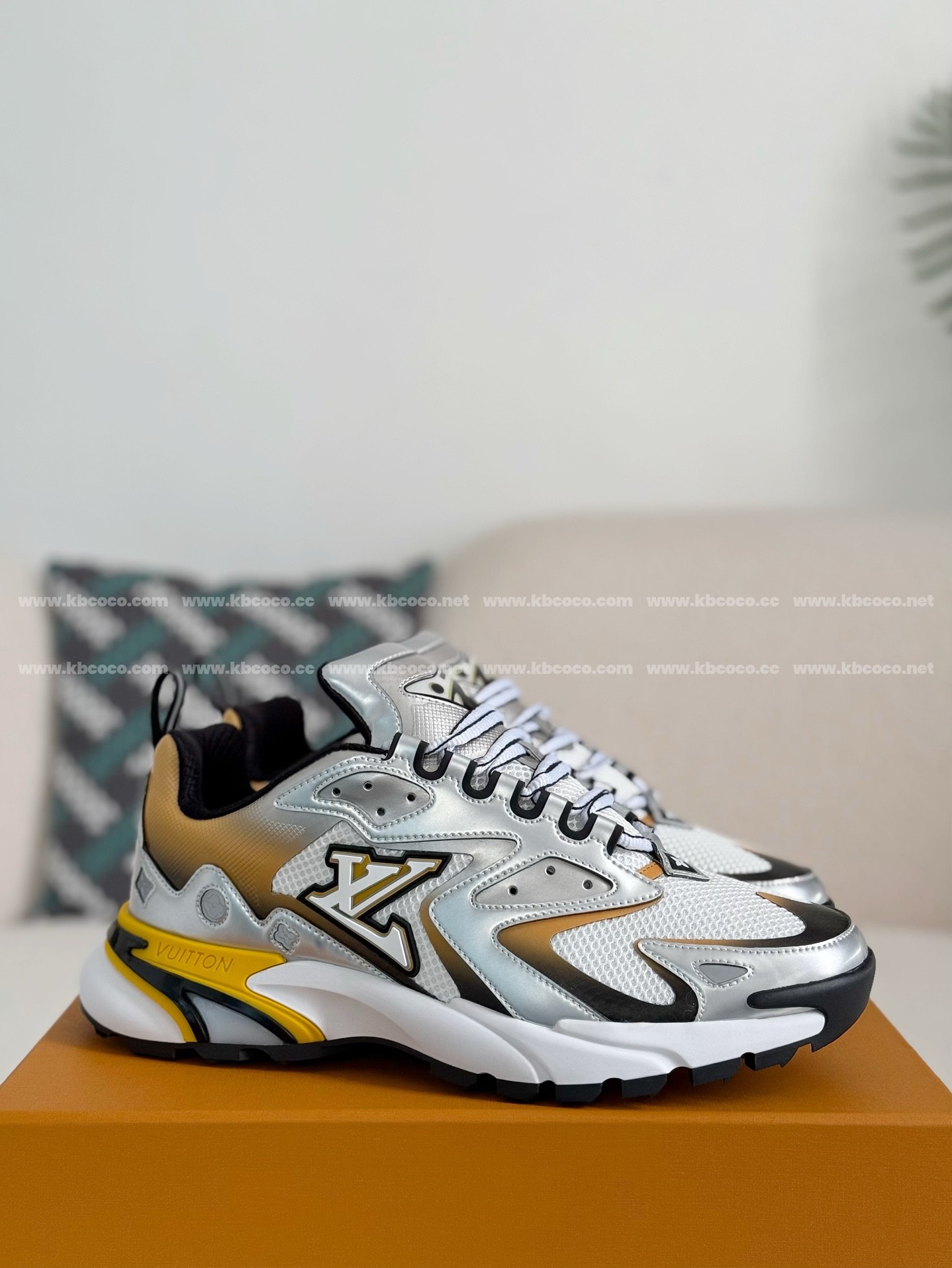 【#4189】 LOUIS VUITTON RUNNER SNEAKERS