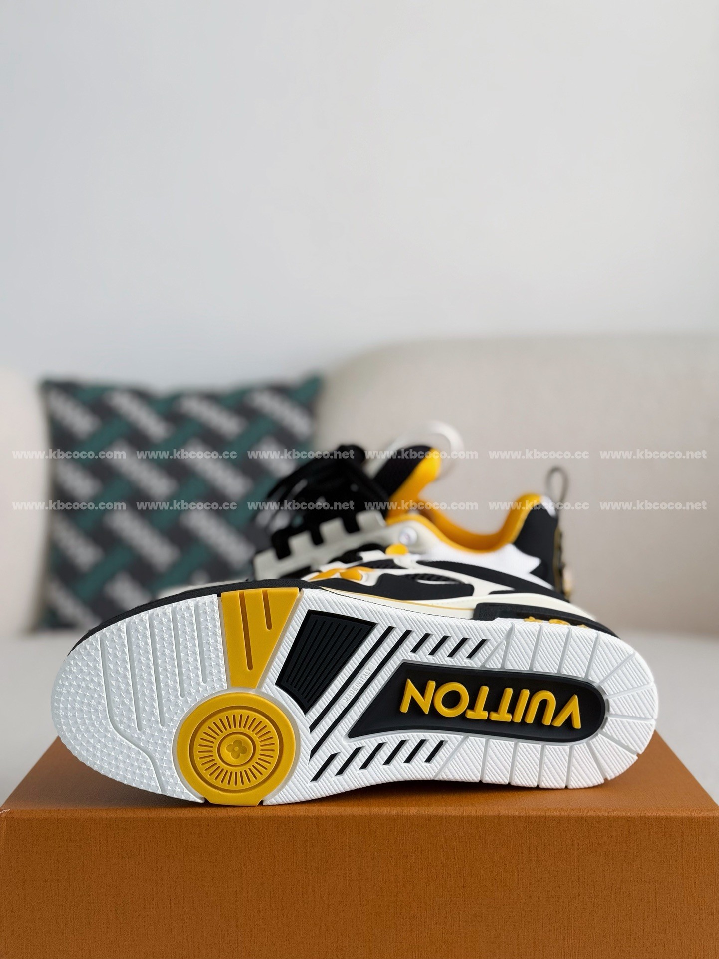 【#4016】 LOUIS VUITTON RUNNER TATIC SNEAKERS