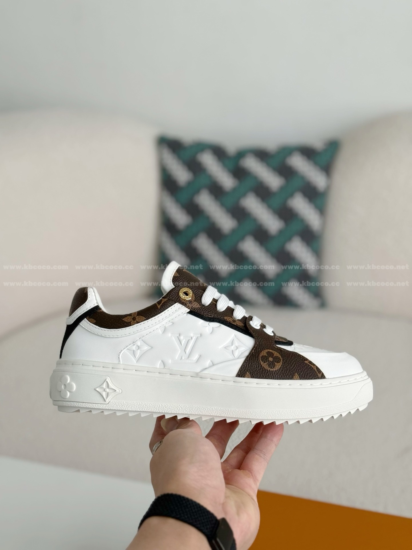 【#5909】 LOUIS VUITTON TIME OUT SNEAKERS
