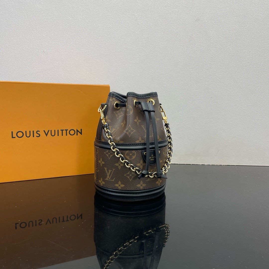 LOUIS VUITTON CANOÉ Bucket bag/top quality M83480