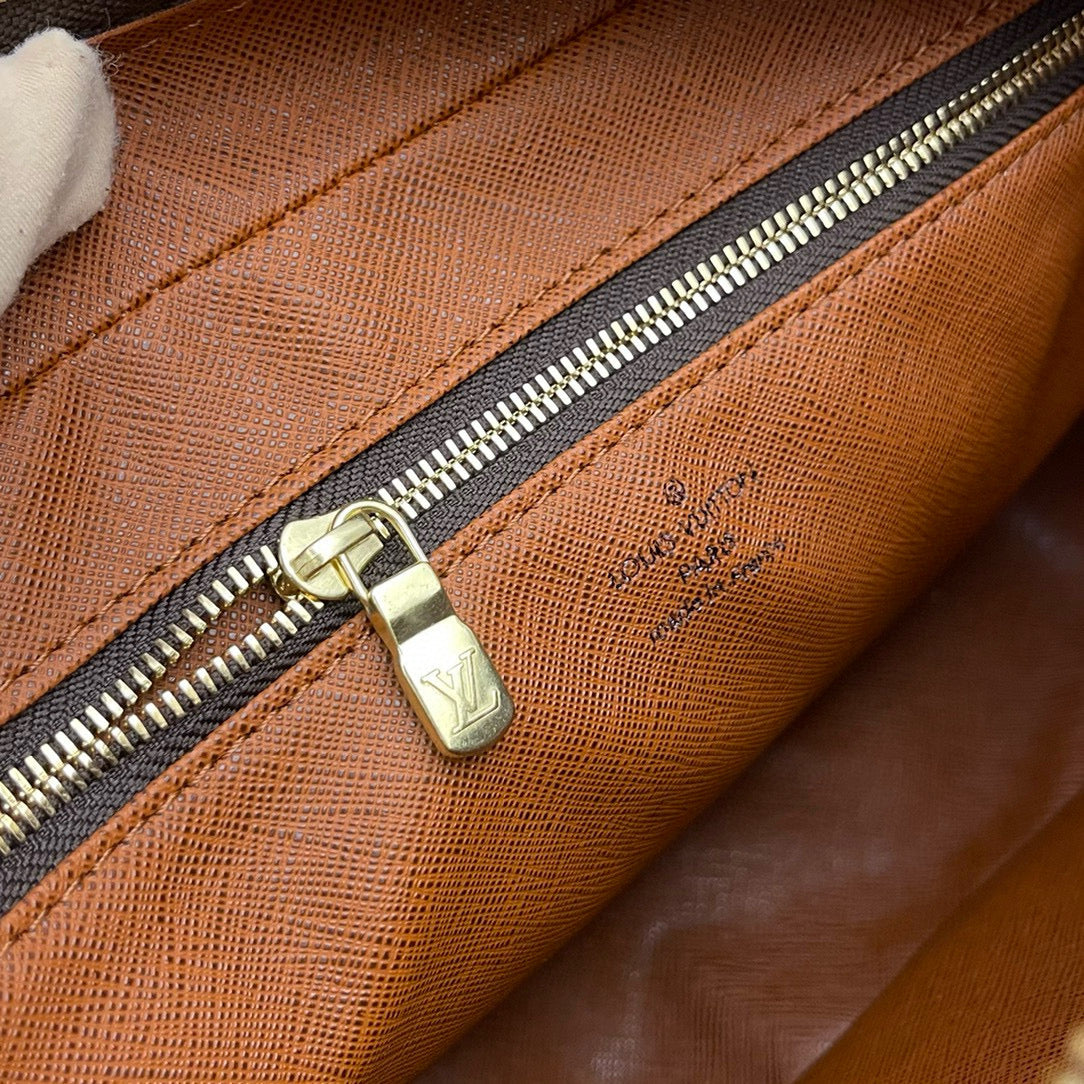 LOUIS VUITTON Trocadero