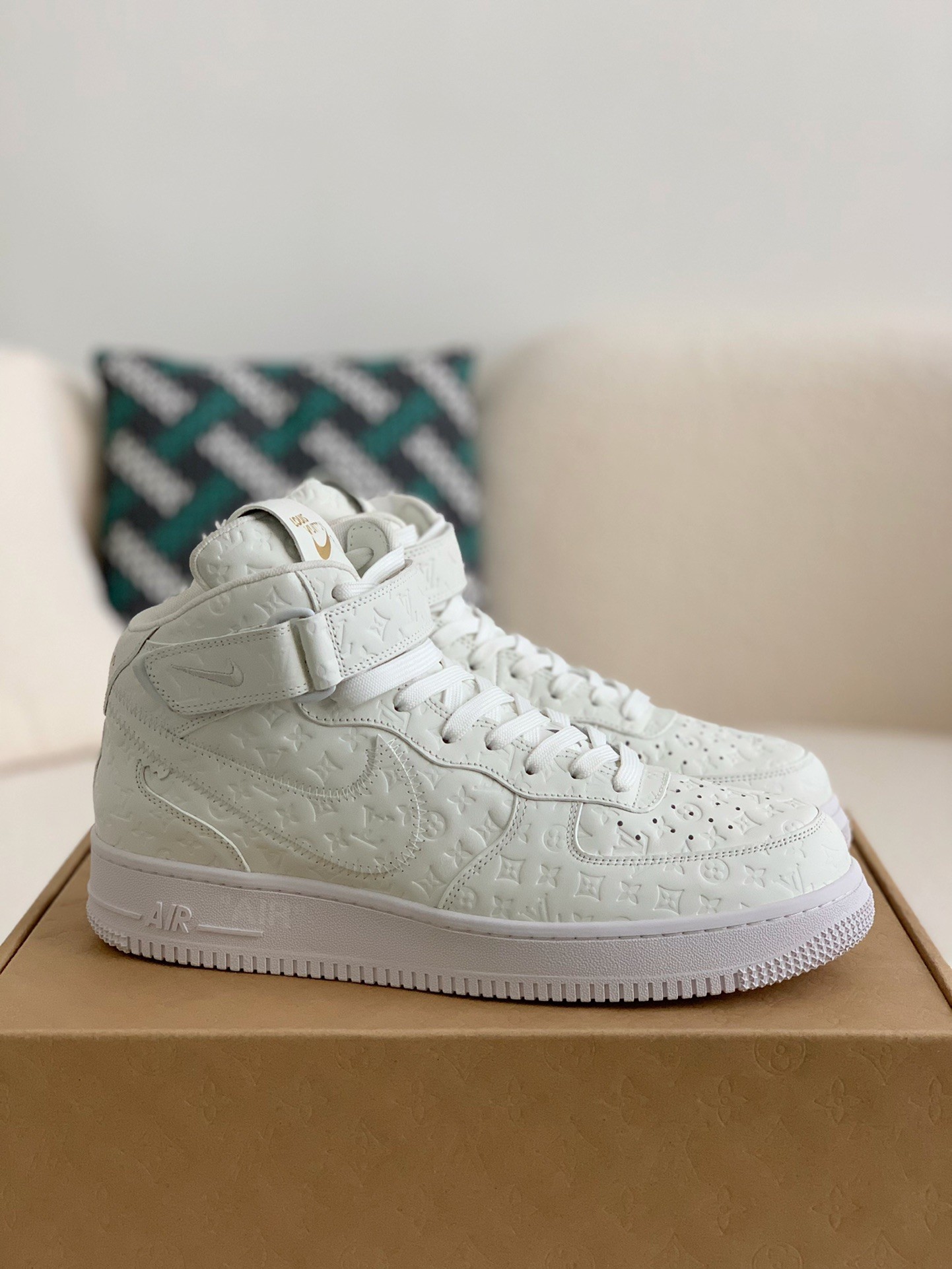 LOUIS VUITTON X NIKE AIR FORCE 1 high Sneaker