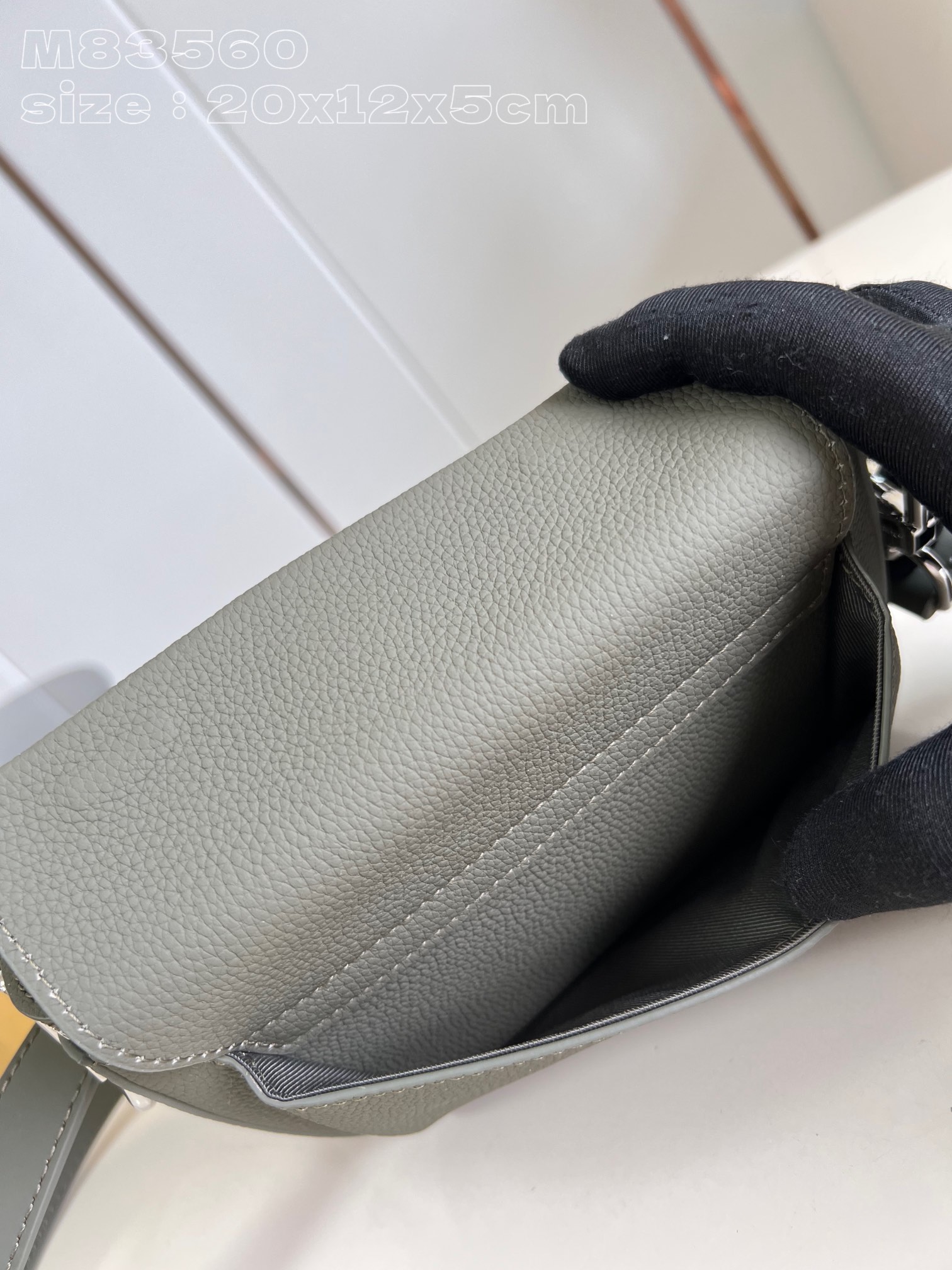 Louis Vuitton Pilot Wearable Wallet M83560，Top quality