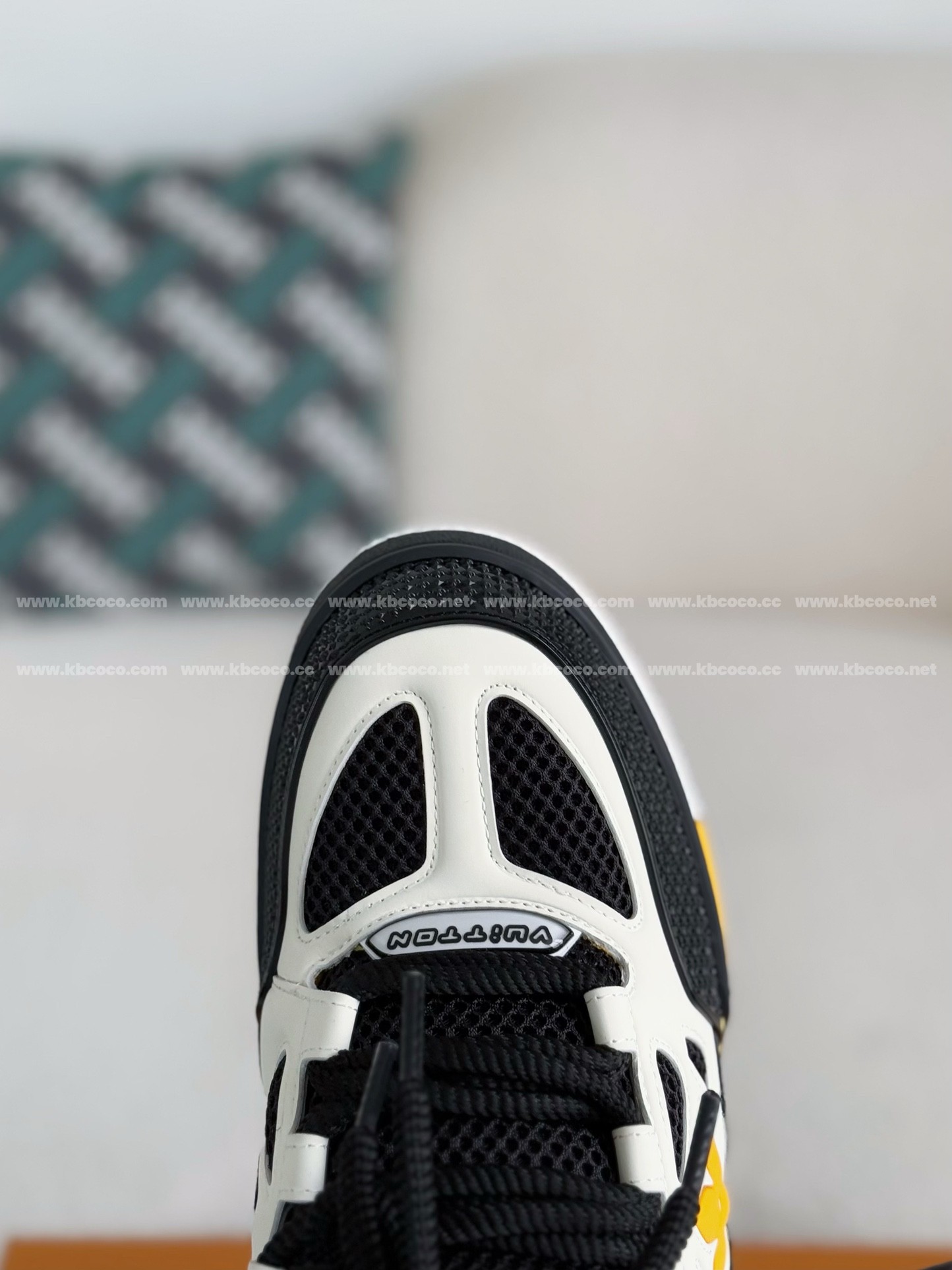 【#4016】 LOUIS VUITTON RUNNER TATIC SNEAKERS