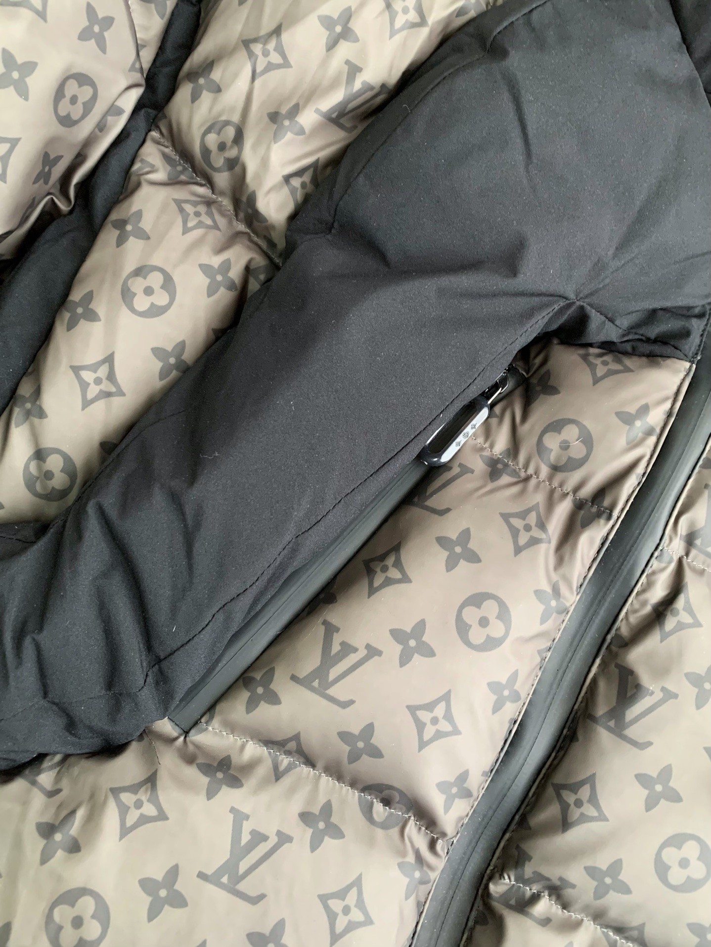 Louis Vuitton 24s warm color changingfabric men's down jacket