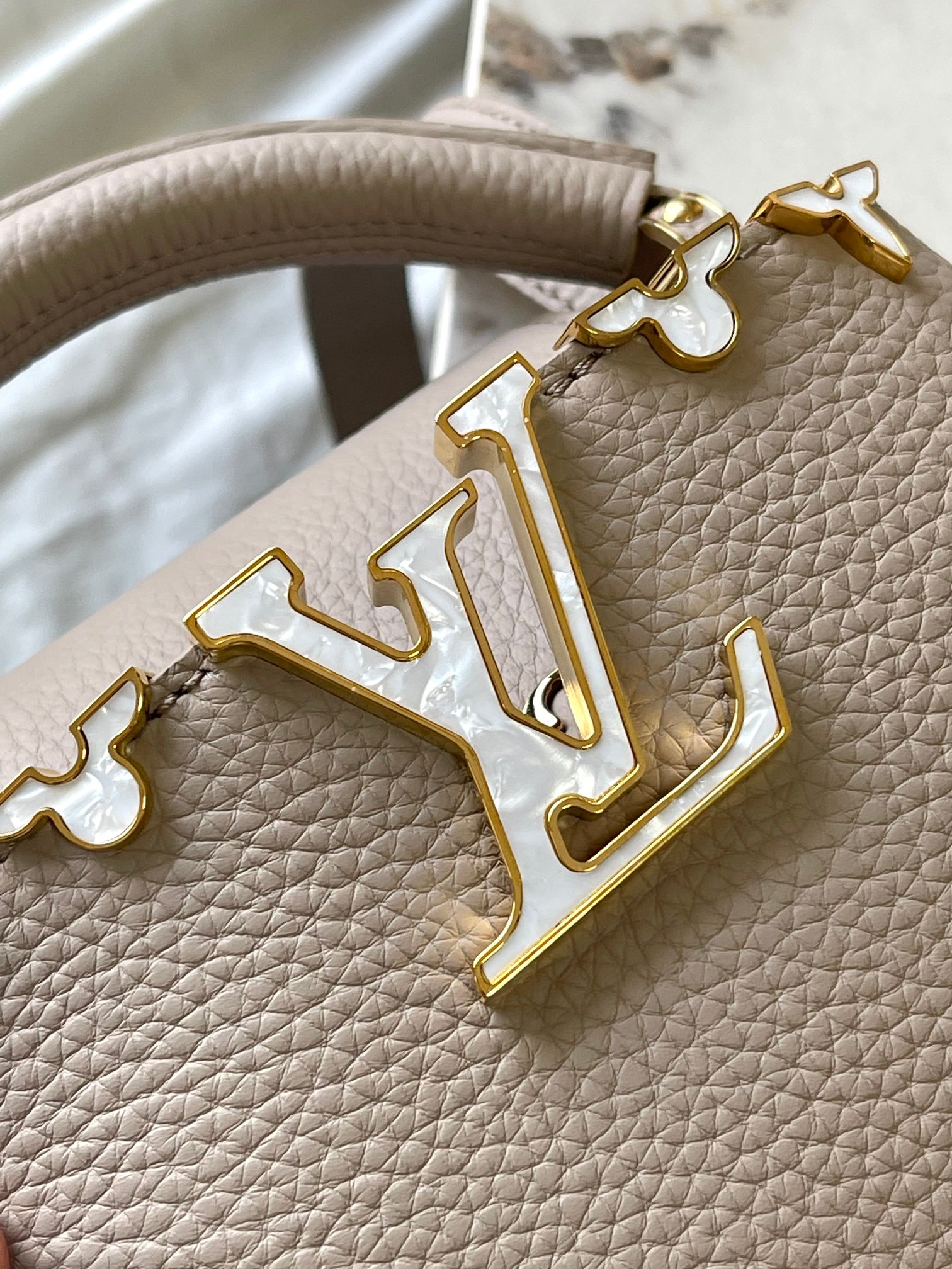 LOUIS VUITTON Capucines Handbag/Top Quality M11341