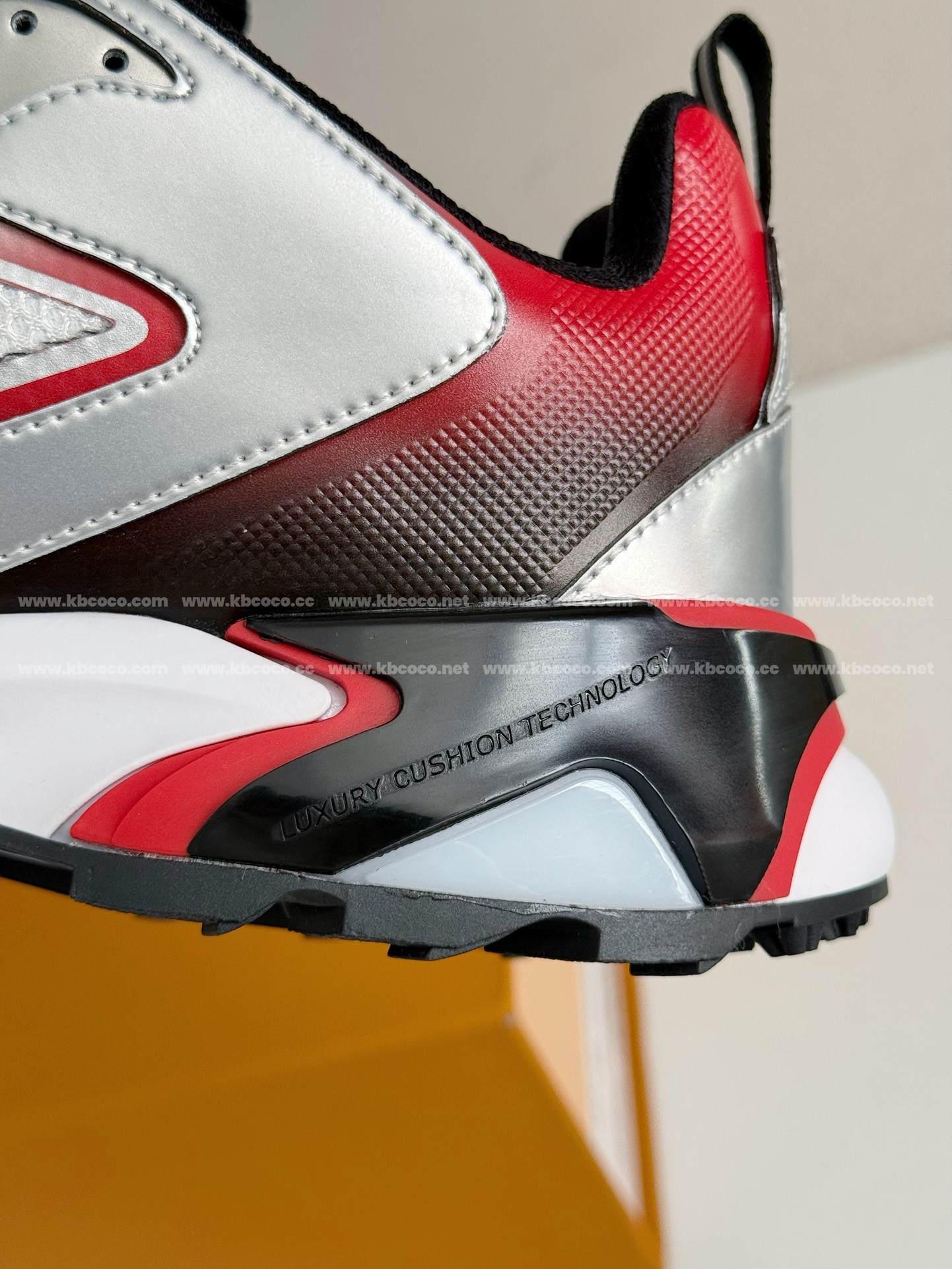 【#4187】 LOUIS VUITTON RUNNER SNEAKERS