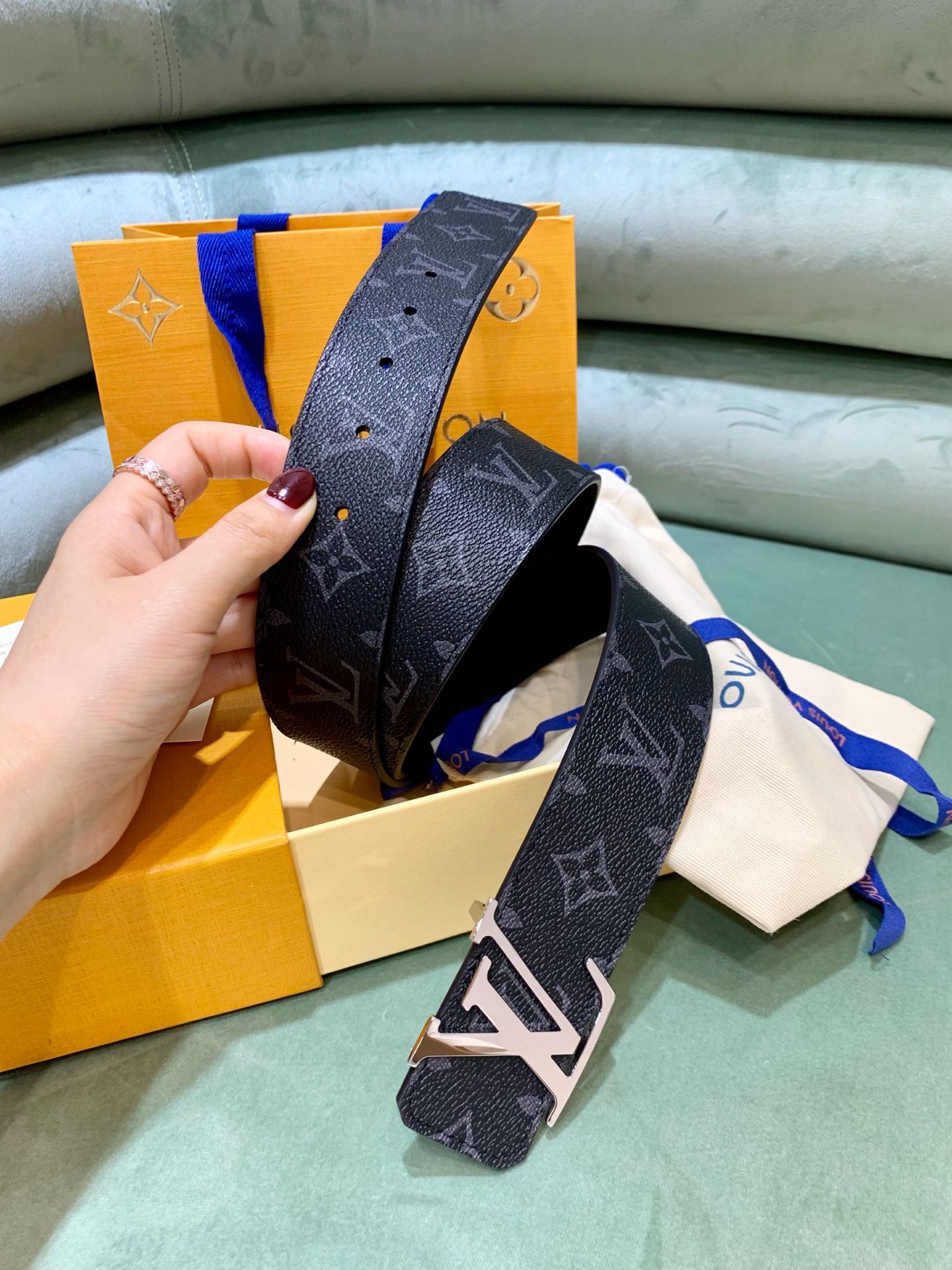 【#1318】 Louis Vuitton LV men's belt lNITIALES M9043T