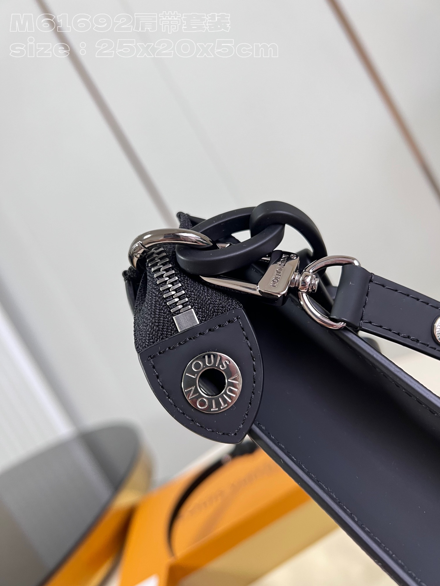 Louis Vuitton Toiletry Pouch On handbag M61692，Top quality