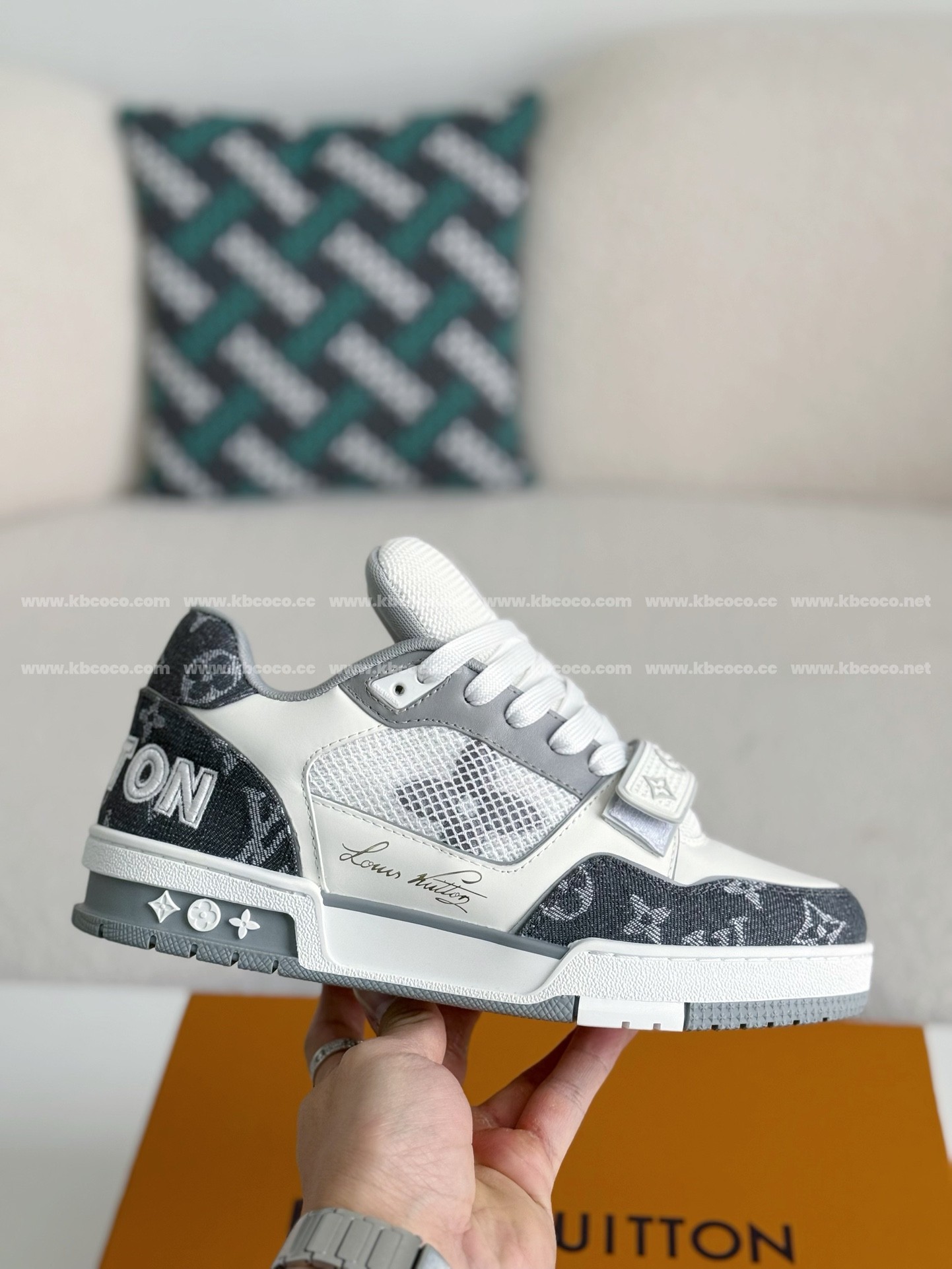 【#3944】 LOUIS VUITTON TRAINER SNEAKERS