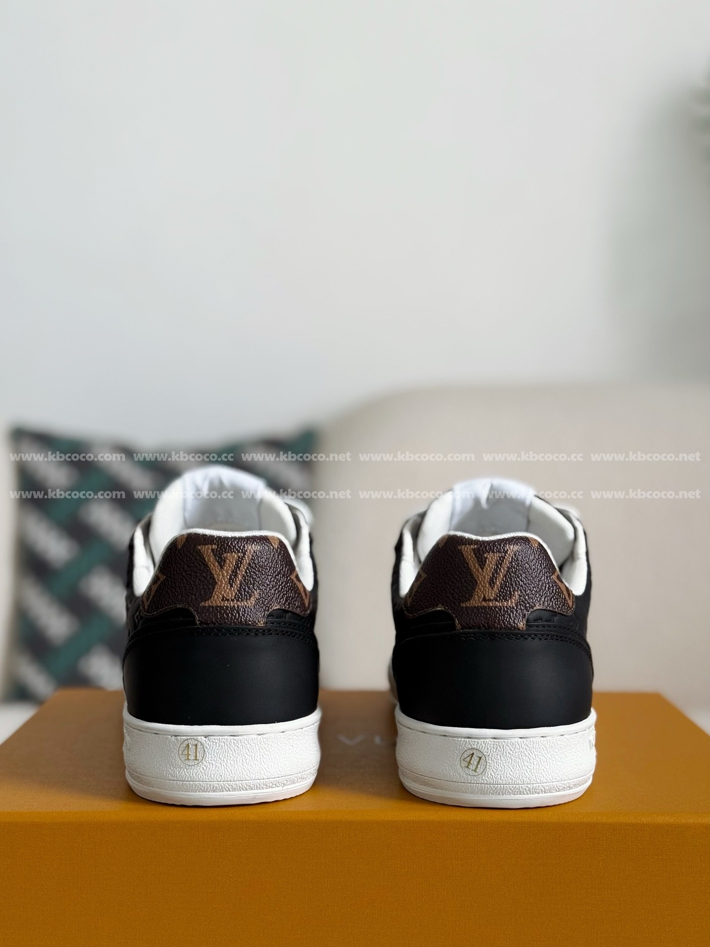 【#4302】 Louis Vuitton Leather dark concave printed board shoes