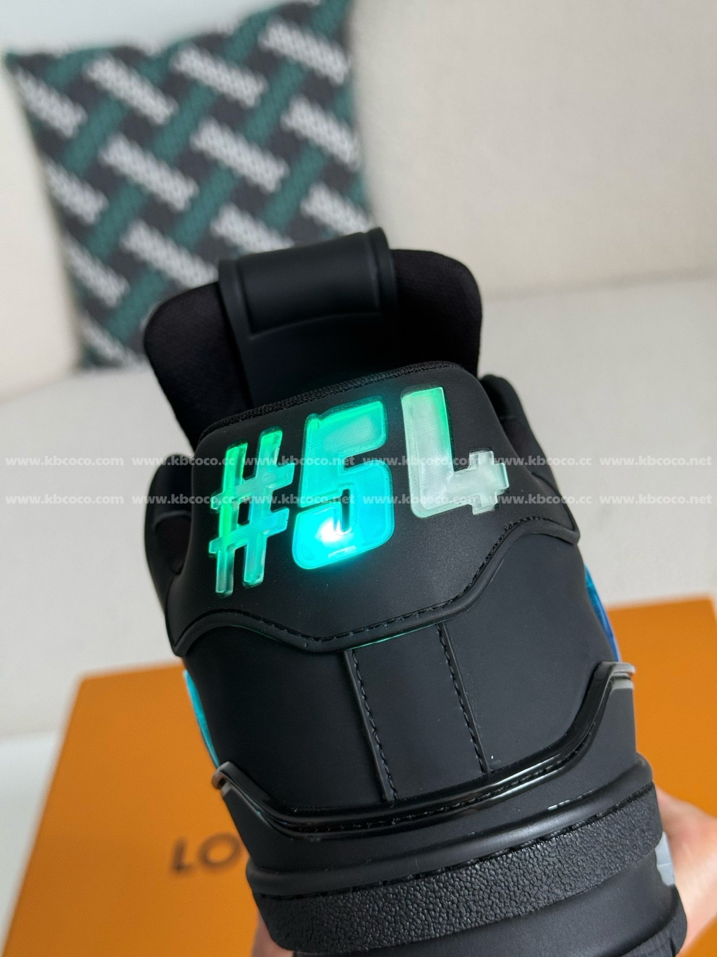 【#4560】 LOUIS VUITTON LED TRAINER SNEAKERS