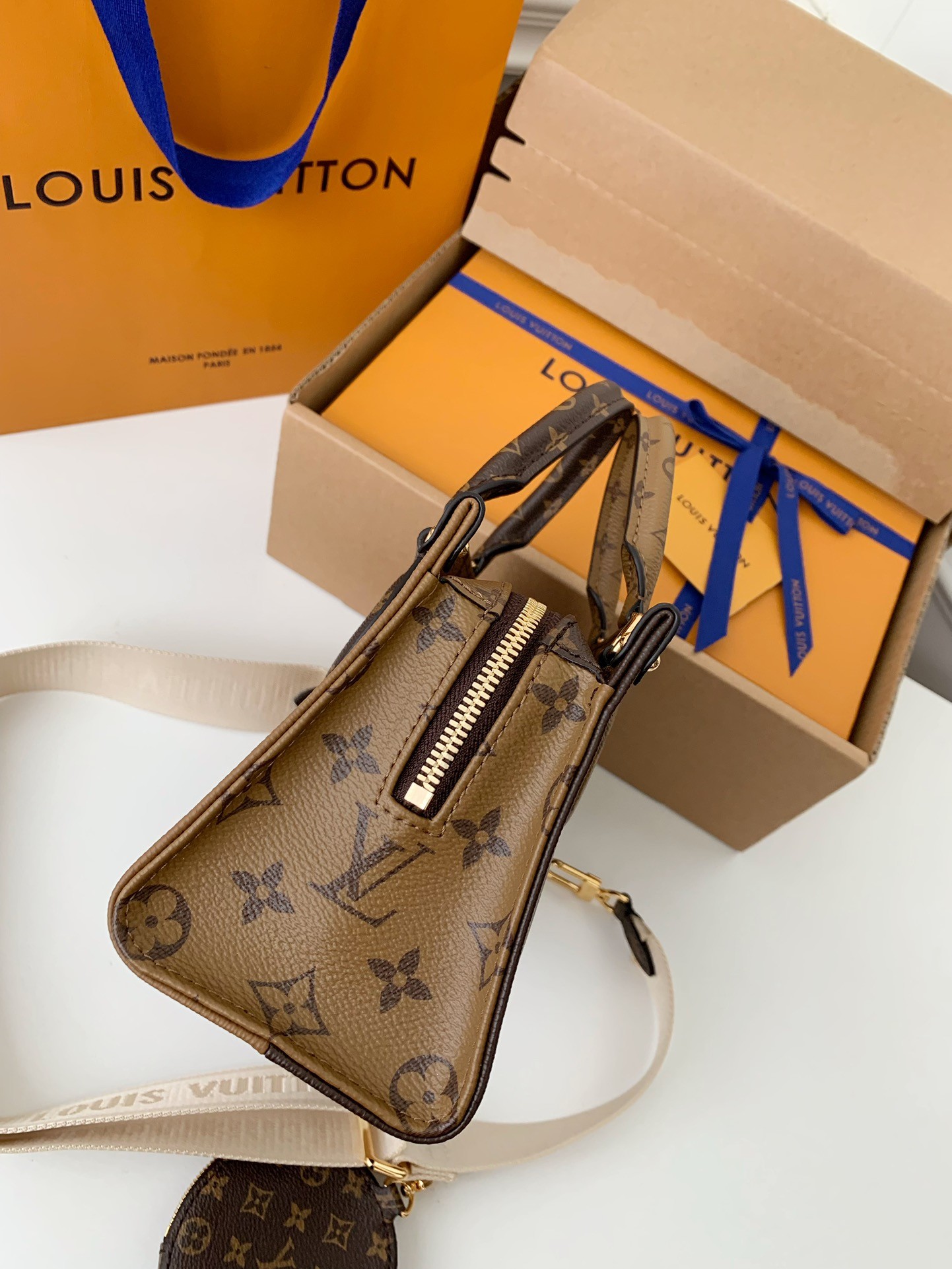 Louis Vuitton's Seasonal New ONTHEGO Horizontal Handbag M46653 Top Quality