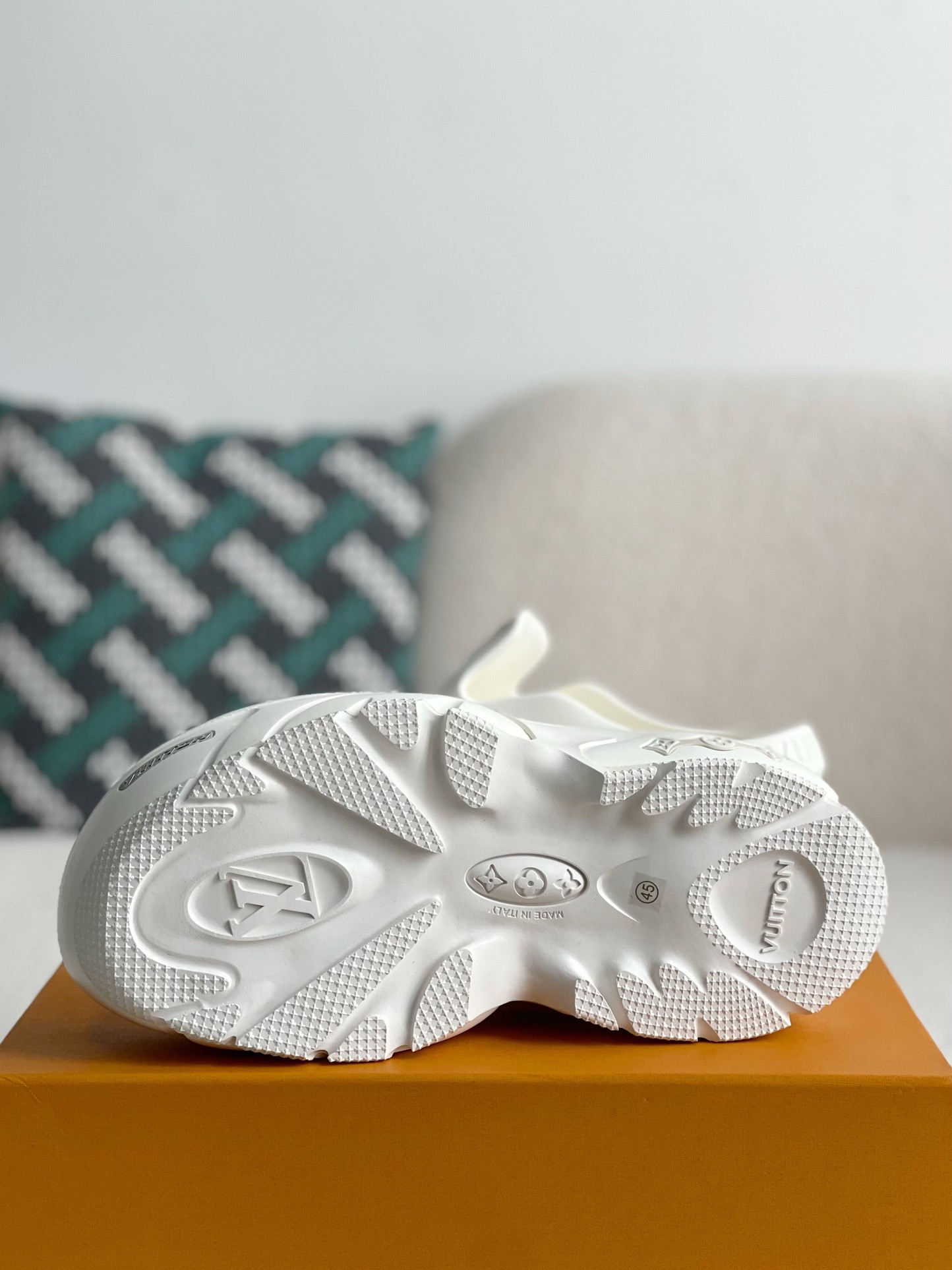 LOUIS VUITTON Shark slippers, thicksol