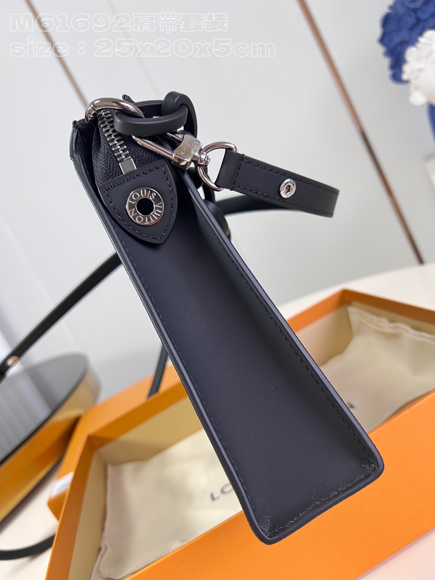 Louis Vuitton Toiletry Pouch On handbag M61692，Top quality