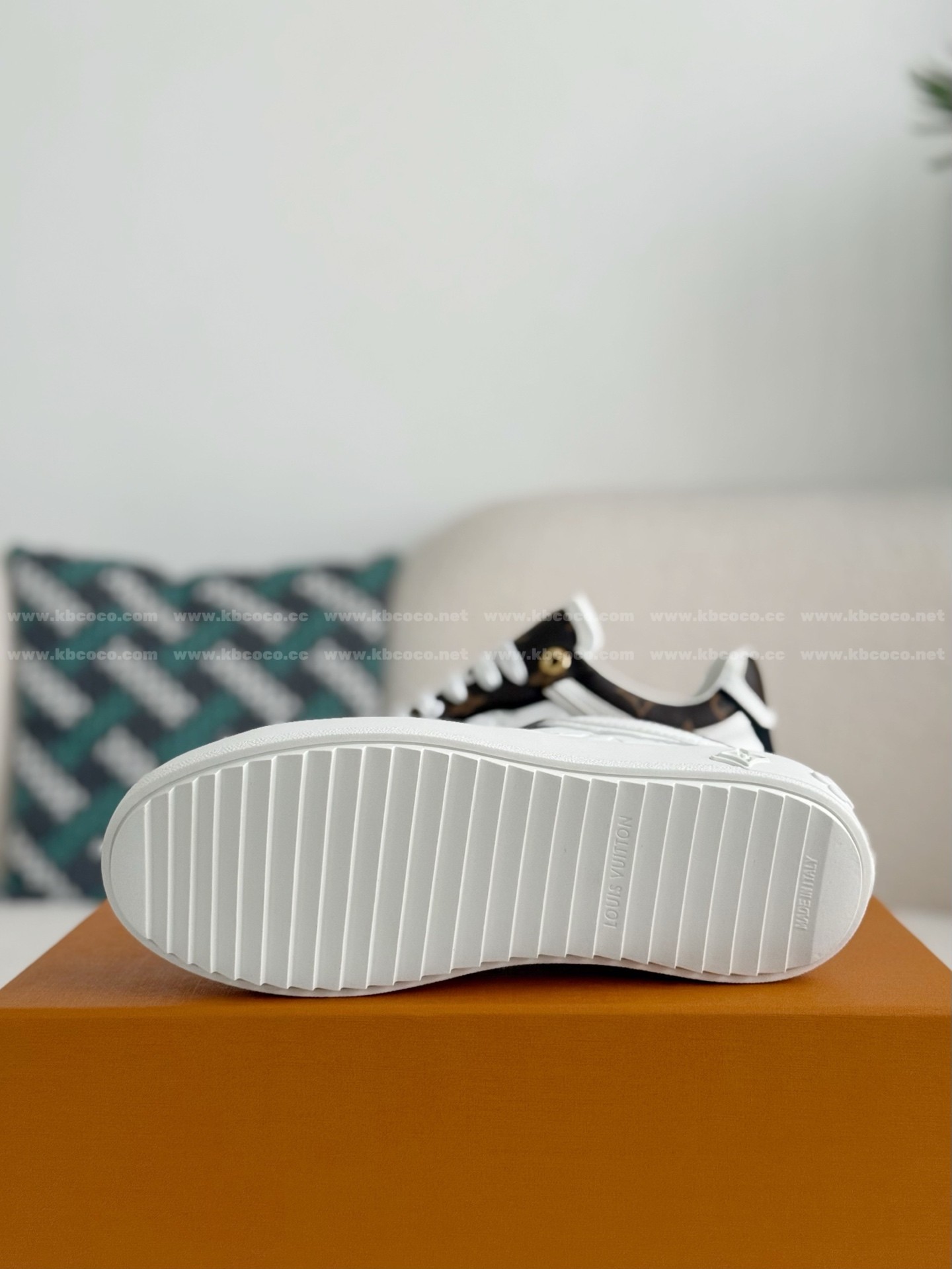 【#5909】 LOUIS VUITTON TIME OUT SNEAKERS