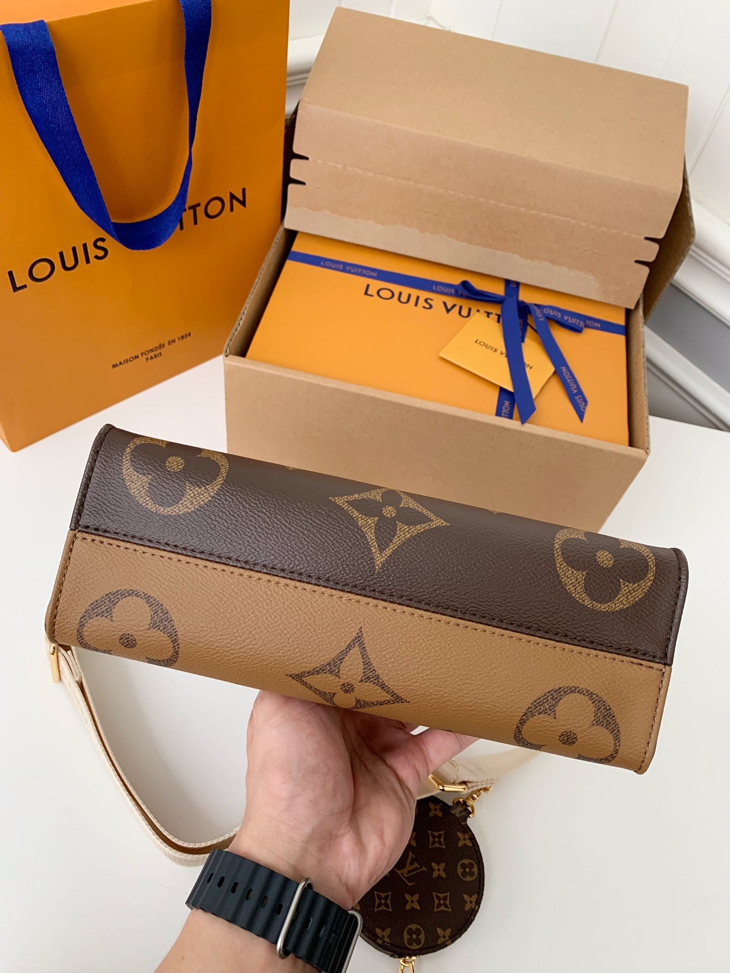 Louis Vuitton's Seasonal New ONTHEGO Horizontal Handbag M46653 Top Quality