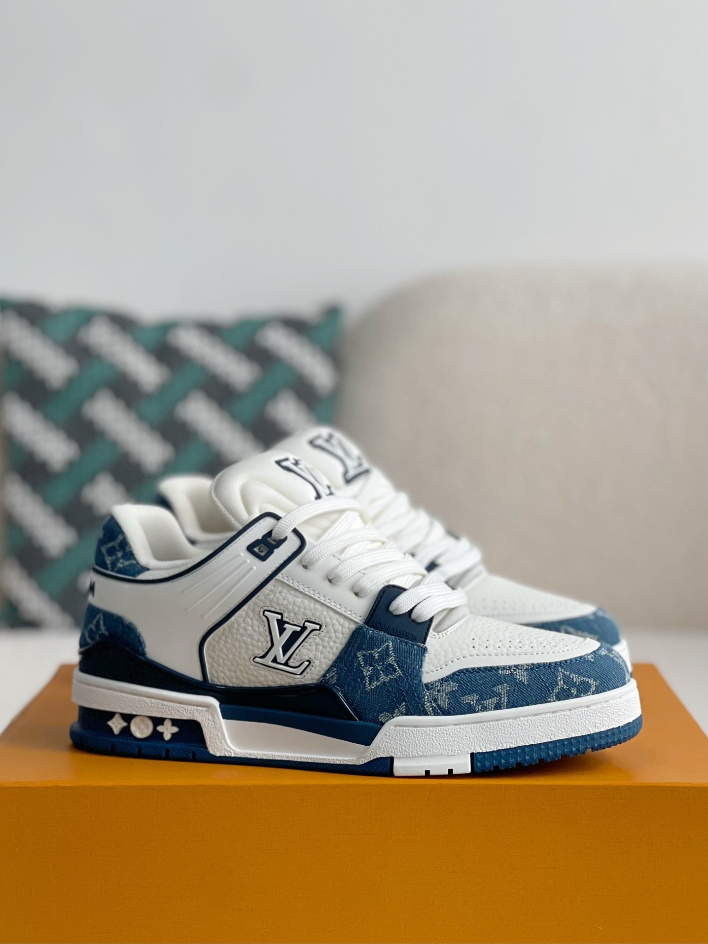LOUIS VUITTON SNEAKERS