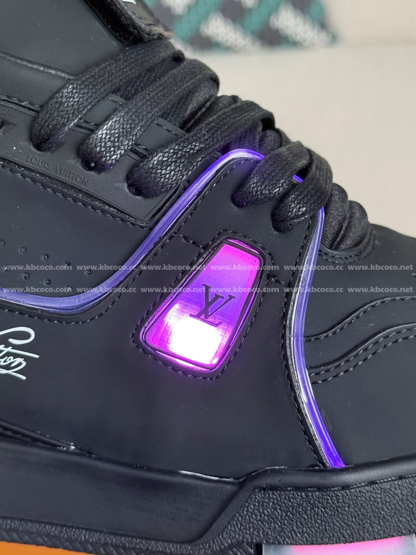 【#4560】 LOUIS VUITTON LED TRAINER SNEAKERS