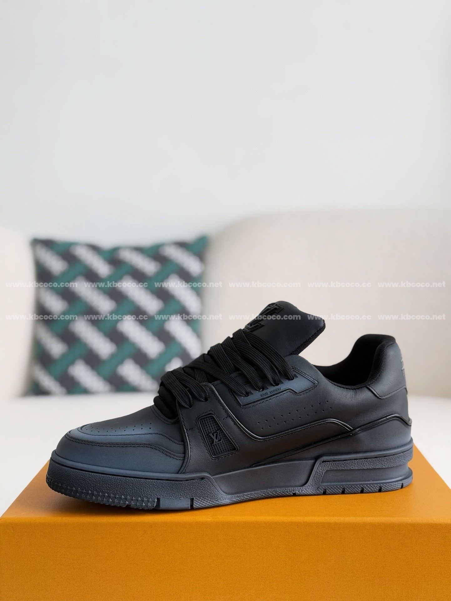 【#4011】 LOUIS VUITTON TRAINER SNEAKERS