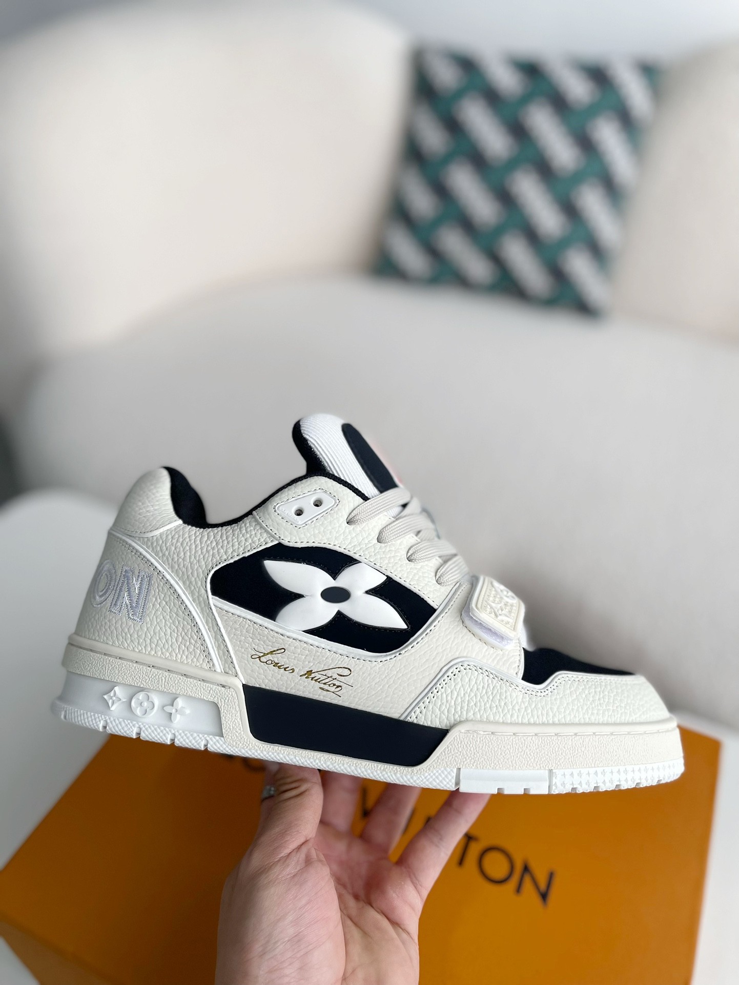 LOUIS VUITTON SNEAKERS