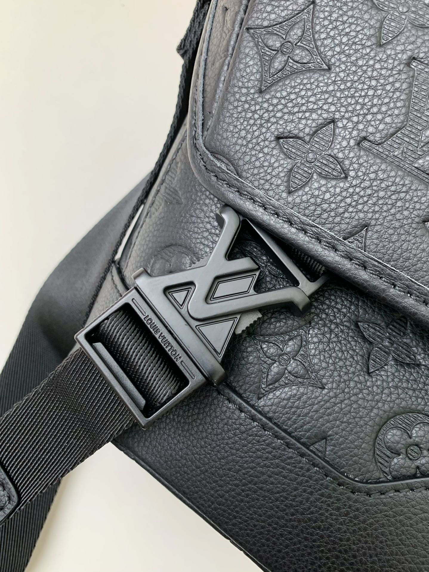 New Louis Vuitton VOYAGER small men's messenger bag M25121