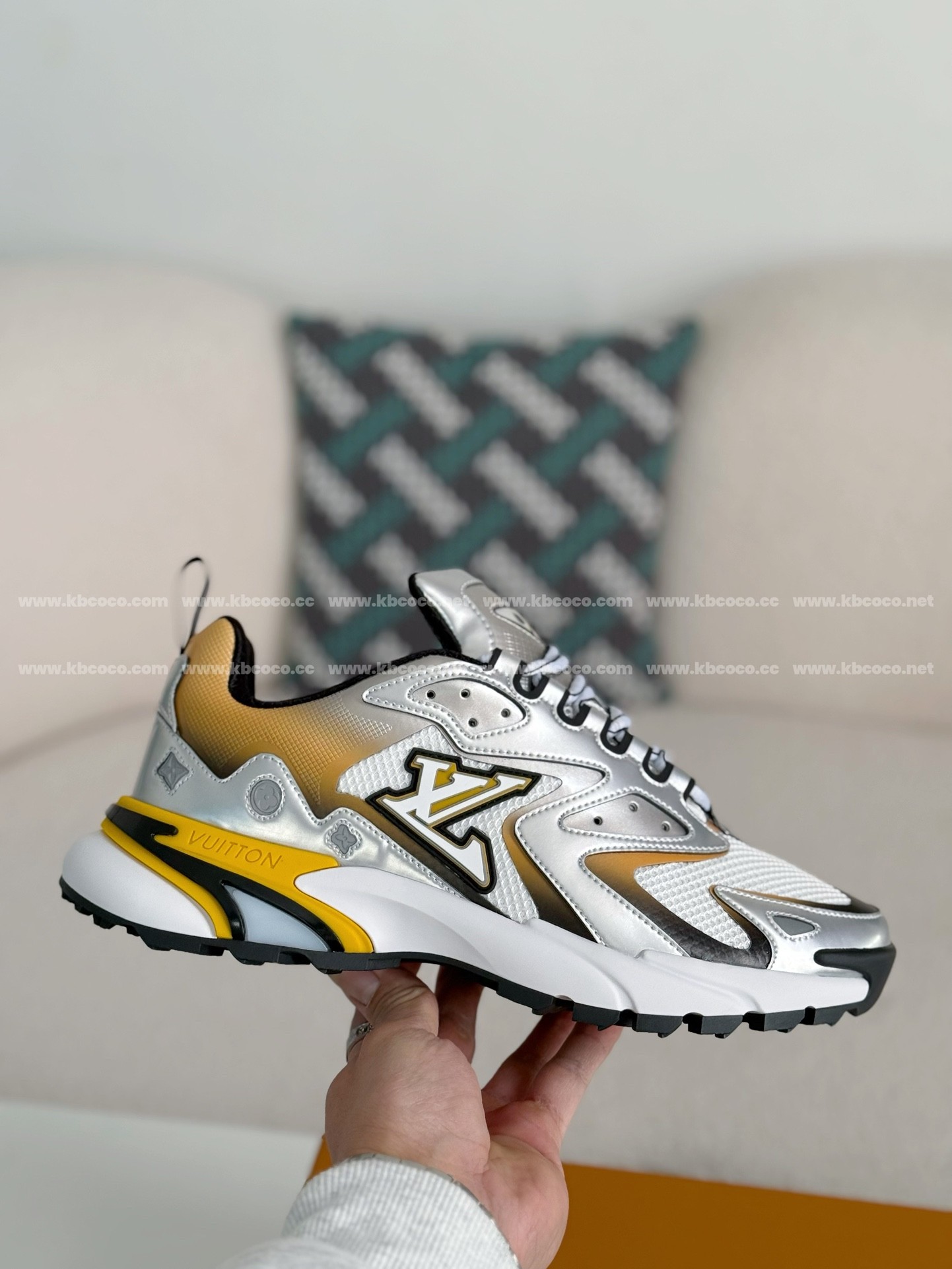 【#4189】 LOUIS VUITTON RUNNER SNEAKERS