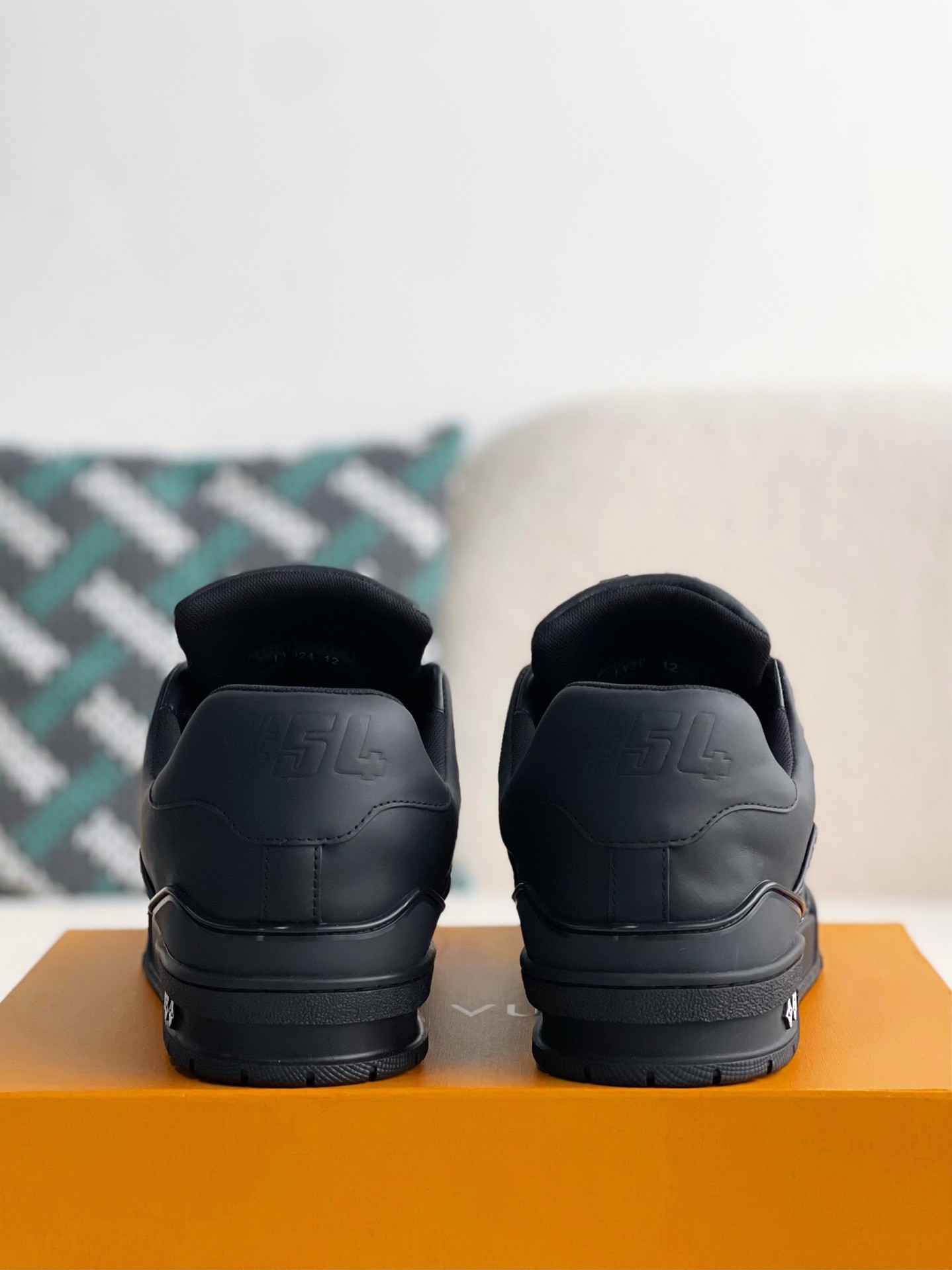 LOUIS VUITTON SNEAKERS