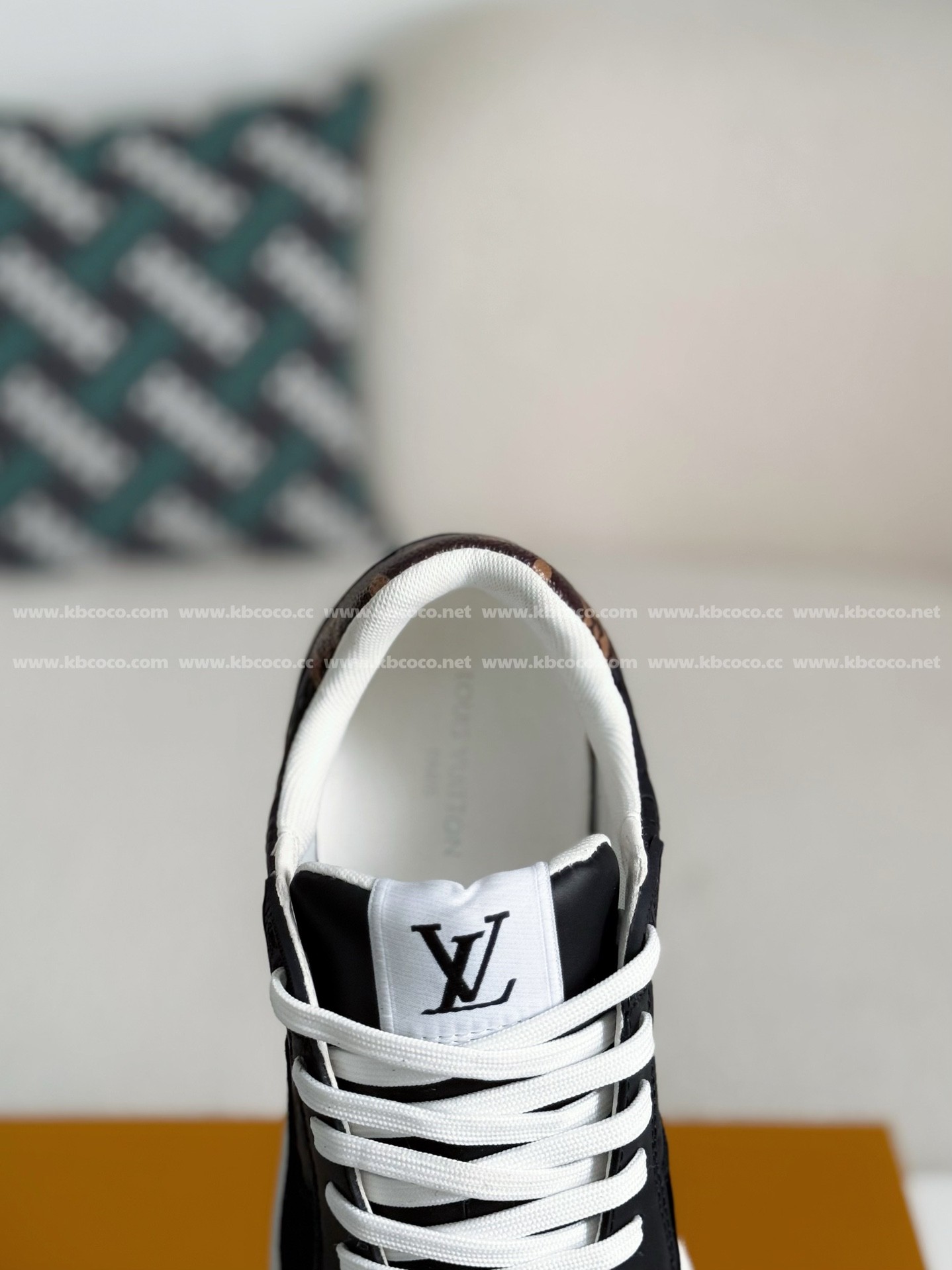 【#4302】 Louis Vuitton Leather dark concave printed board shoes