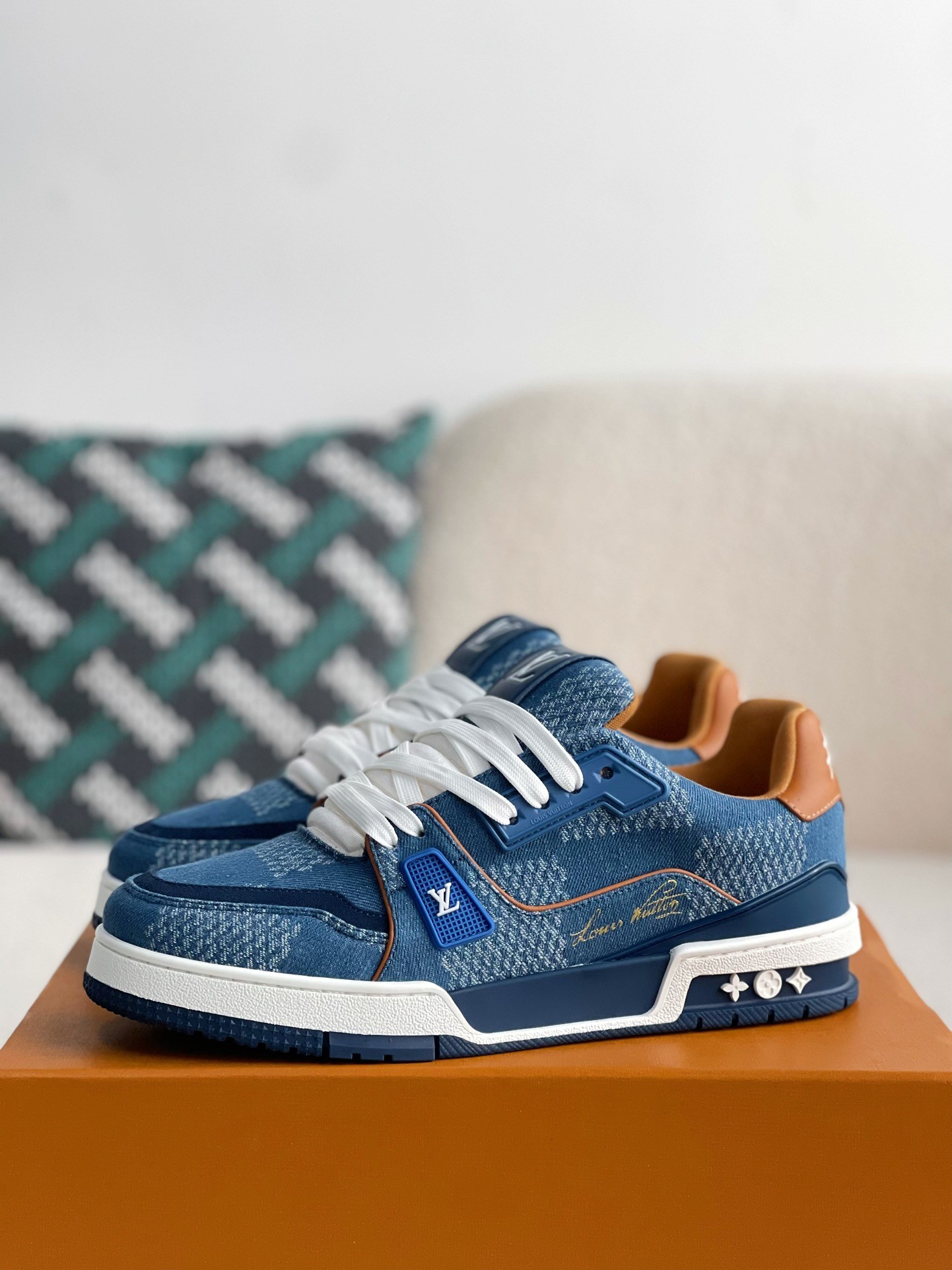 LOUIS VUITTON SNEAKERS