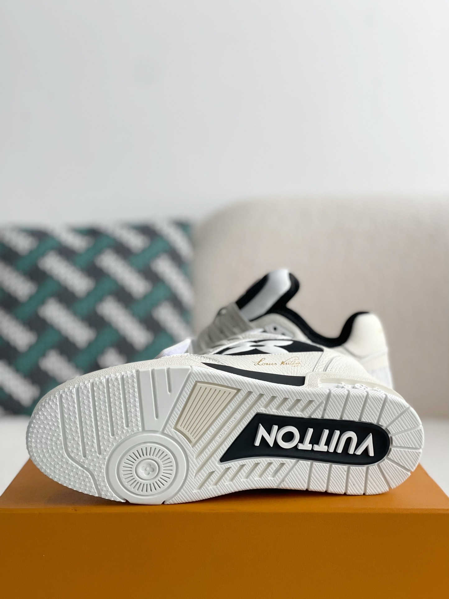 LOUIS VUITTON SNEAKERS