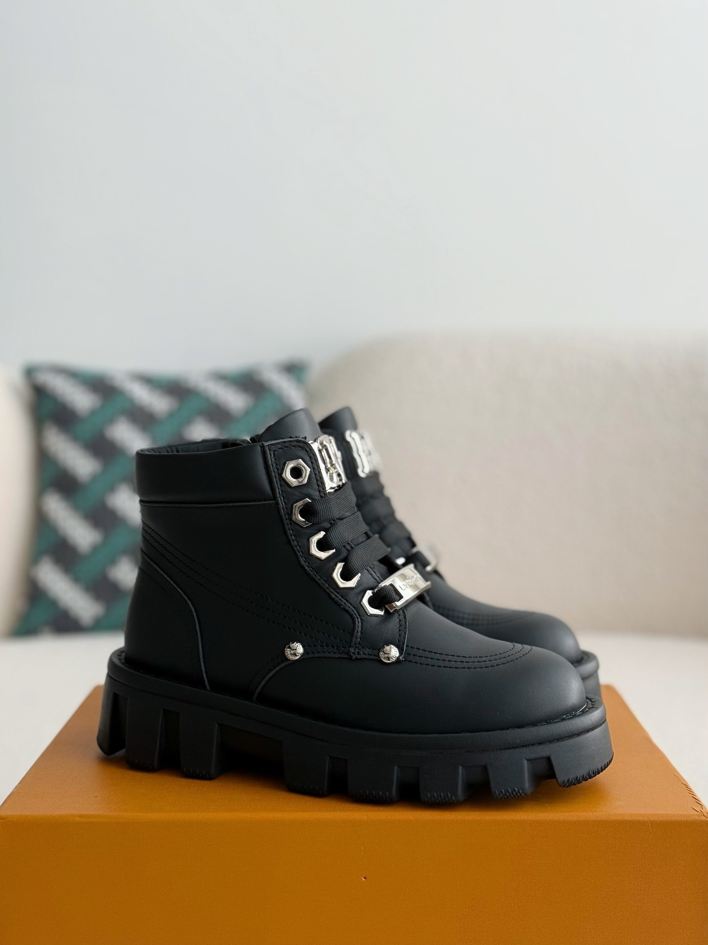 [#3718] LOUIS VUITTON Leather Round toe lace-up boots