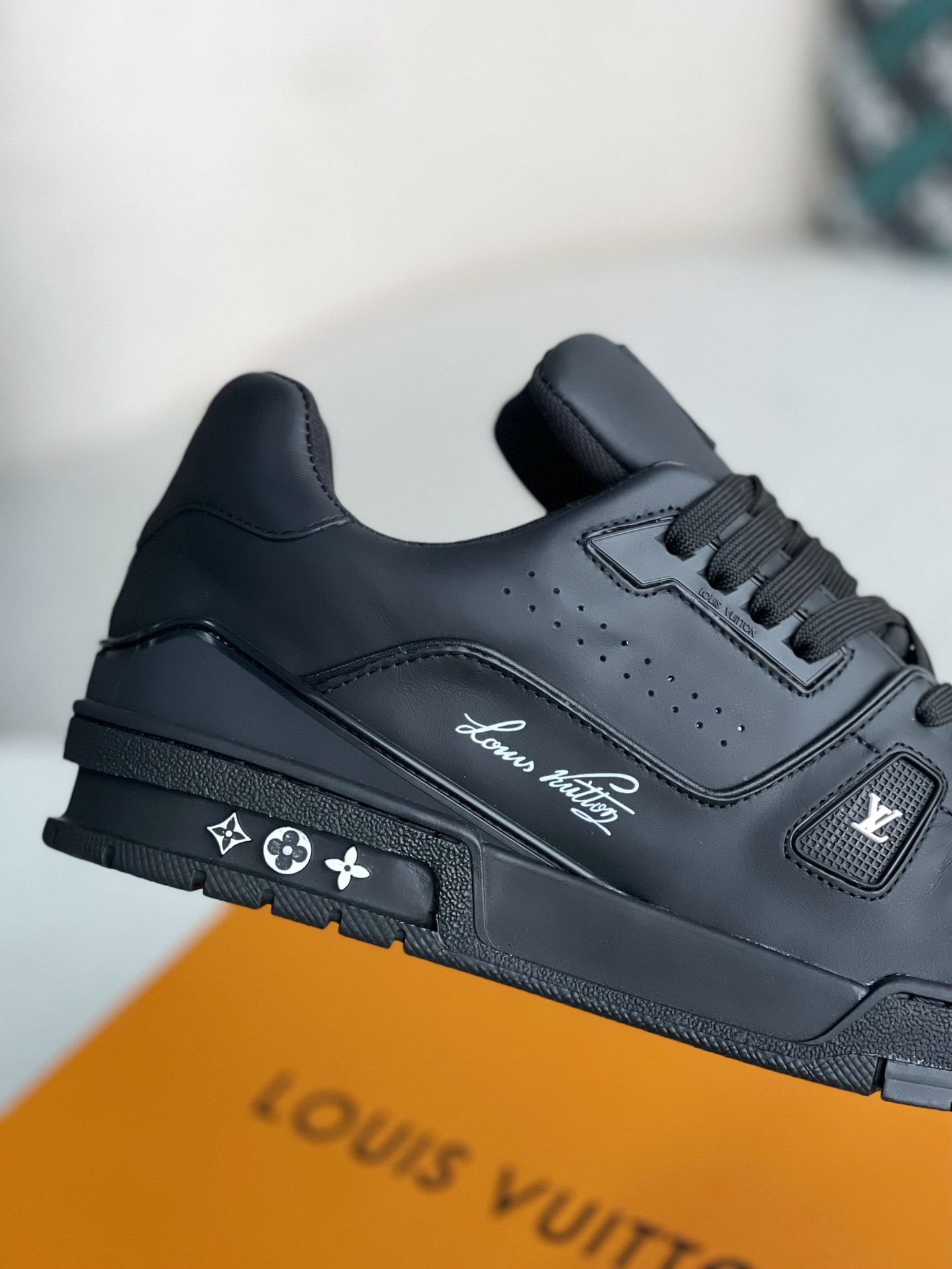 LOUIS VUITTON SNEAKERS