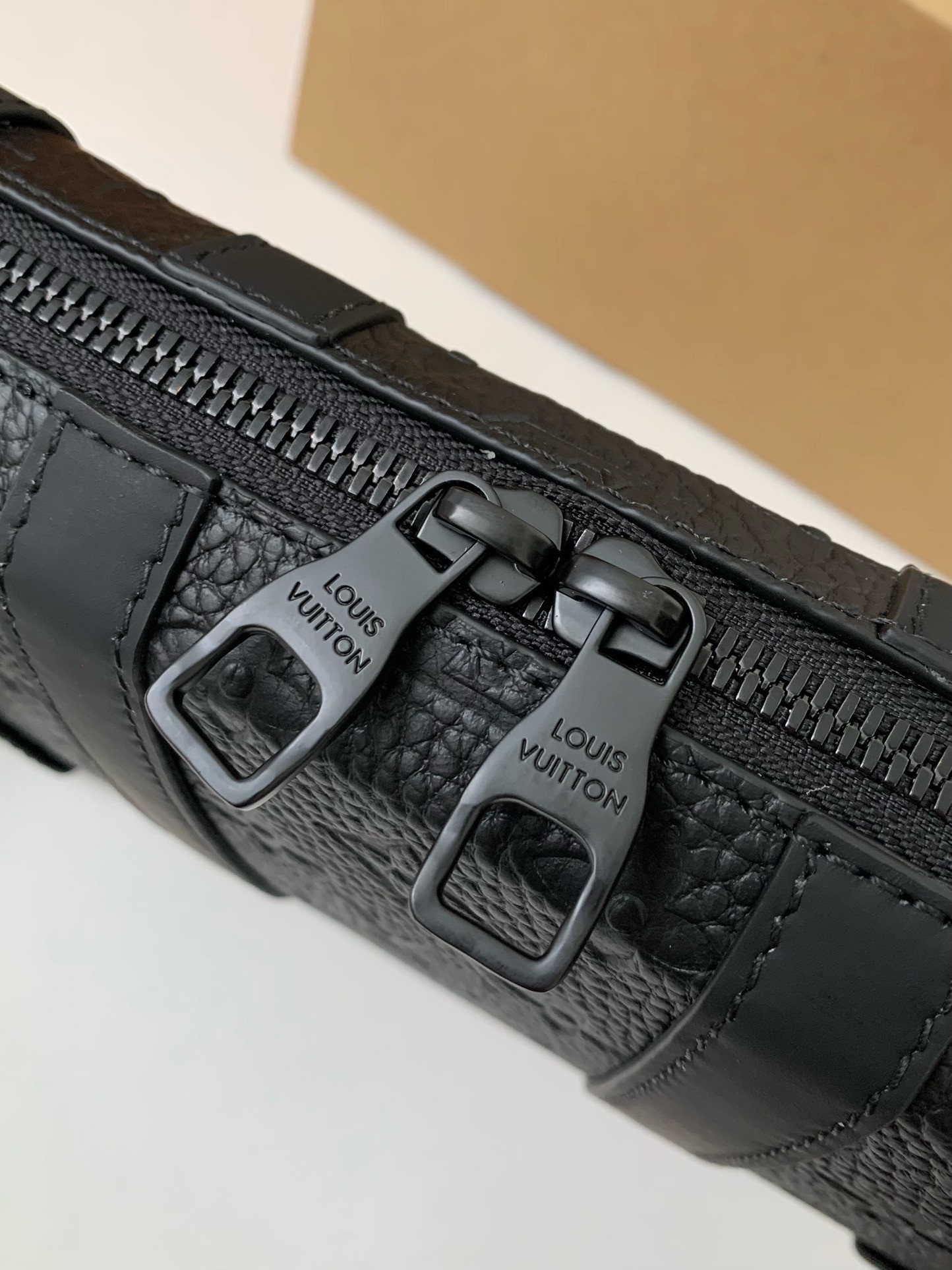 Louis Vuitton's new Sac Plat HorizontaZippé men's black flower briefcase M80224