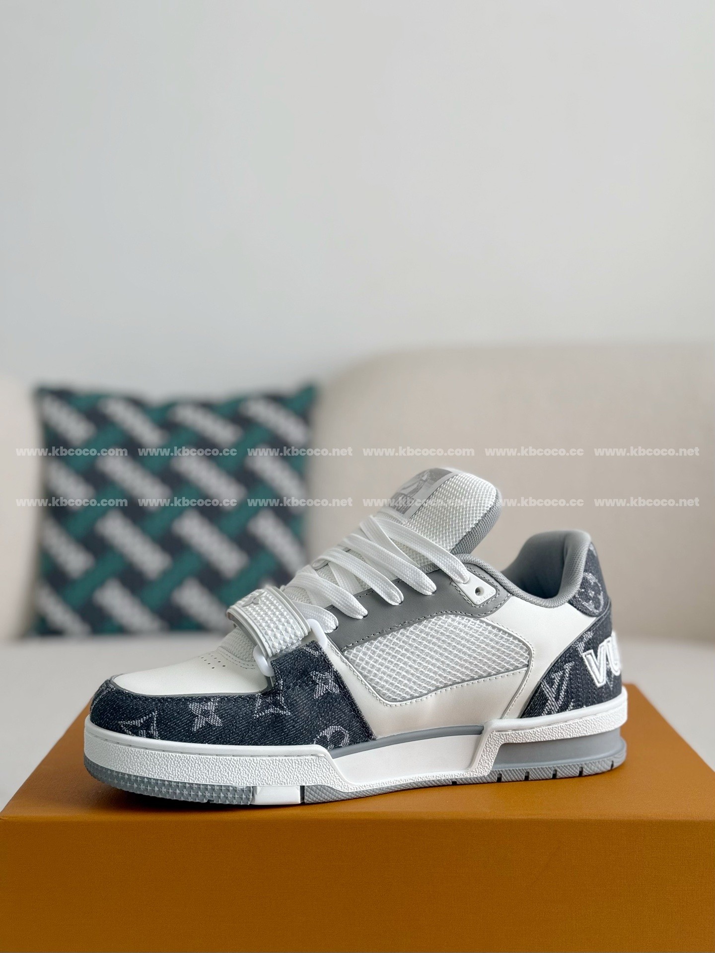 【#3944】 LOUIS VUITTON TRAINER SNEAKERS